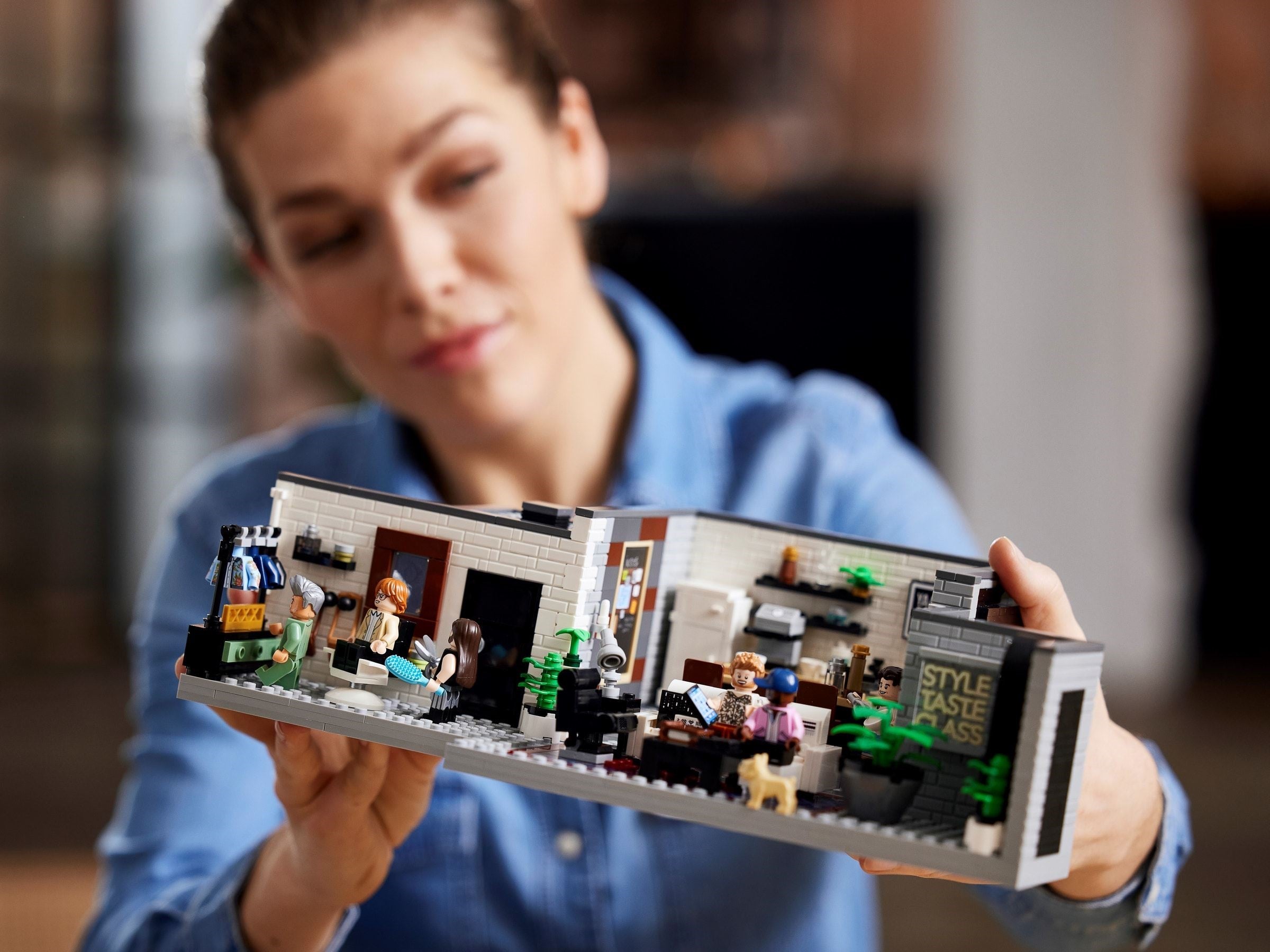 Queer Eye – The Fab 5 Loft 10291 | Icons | LEGO – image 6