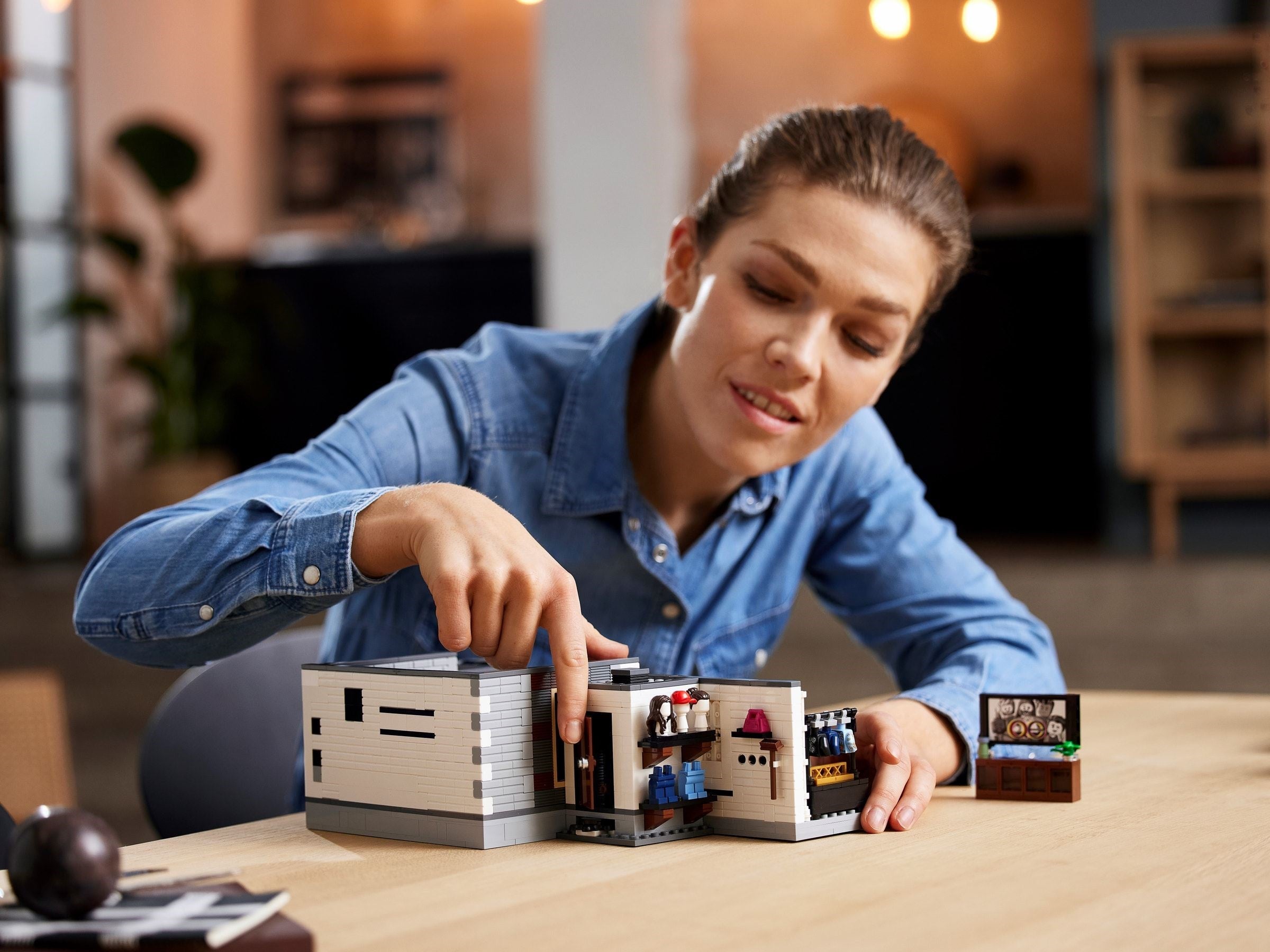 Queer Eye – The Fab 5 Loft 10291 | Icons | LEGO – image 8