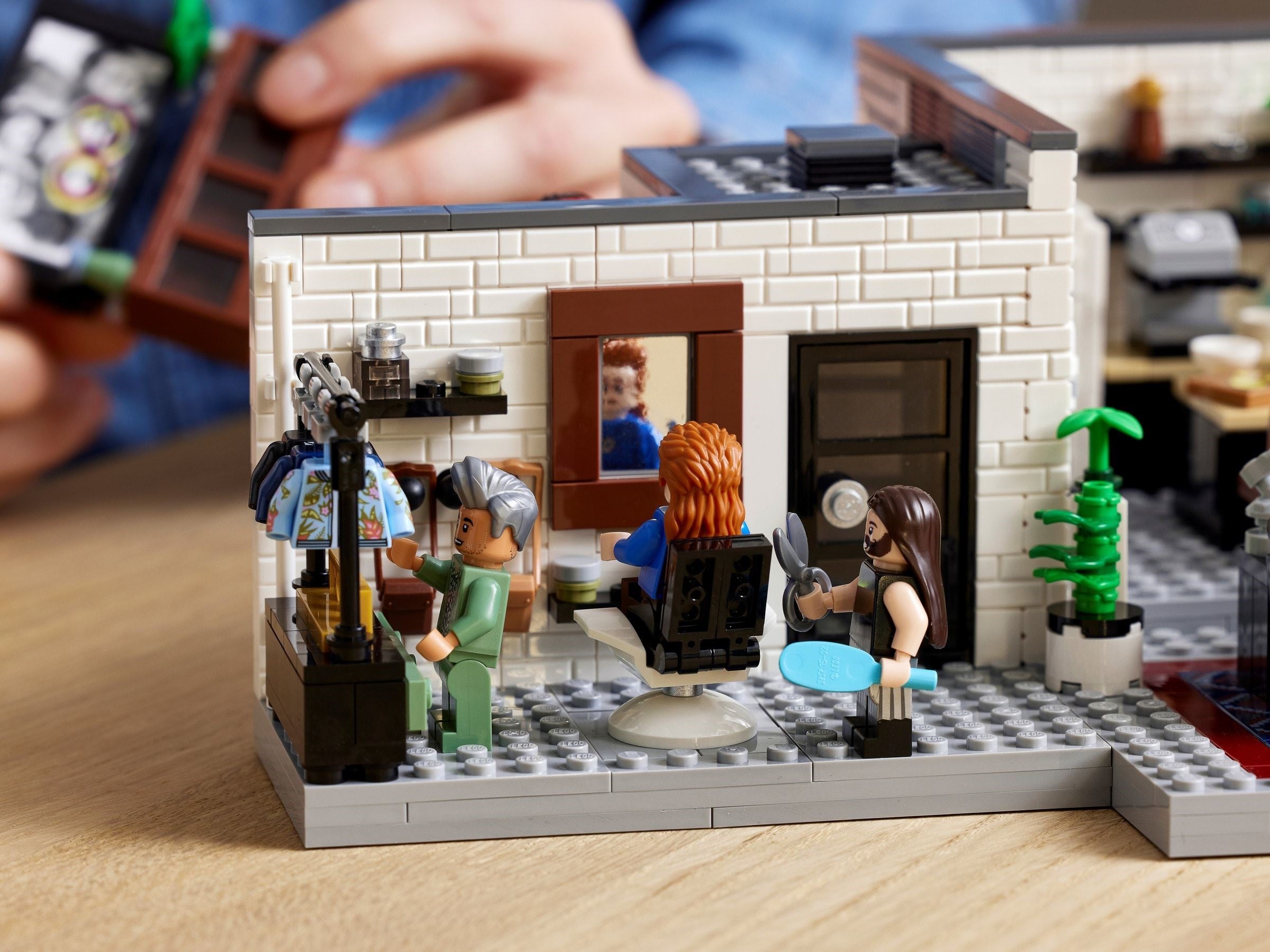 Queer Eye – The Fab 5 Loft 10291 | Icons | LEGO – image 9