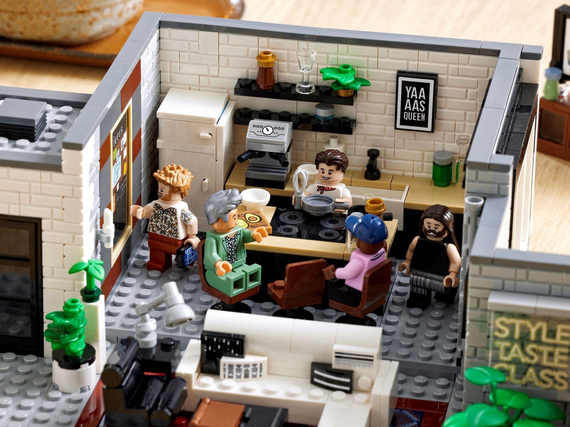 Queer Eye – The Fab 5 Loft 10291 | Icons | LEGO – image 11