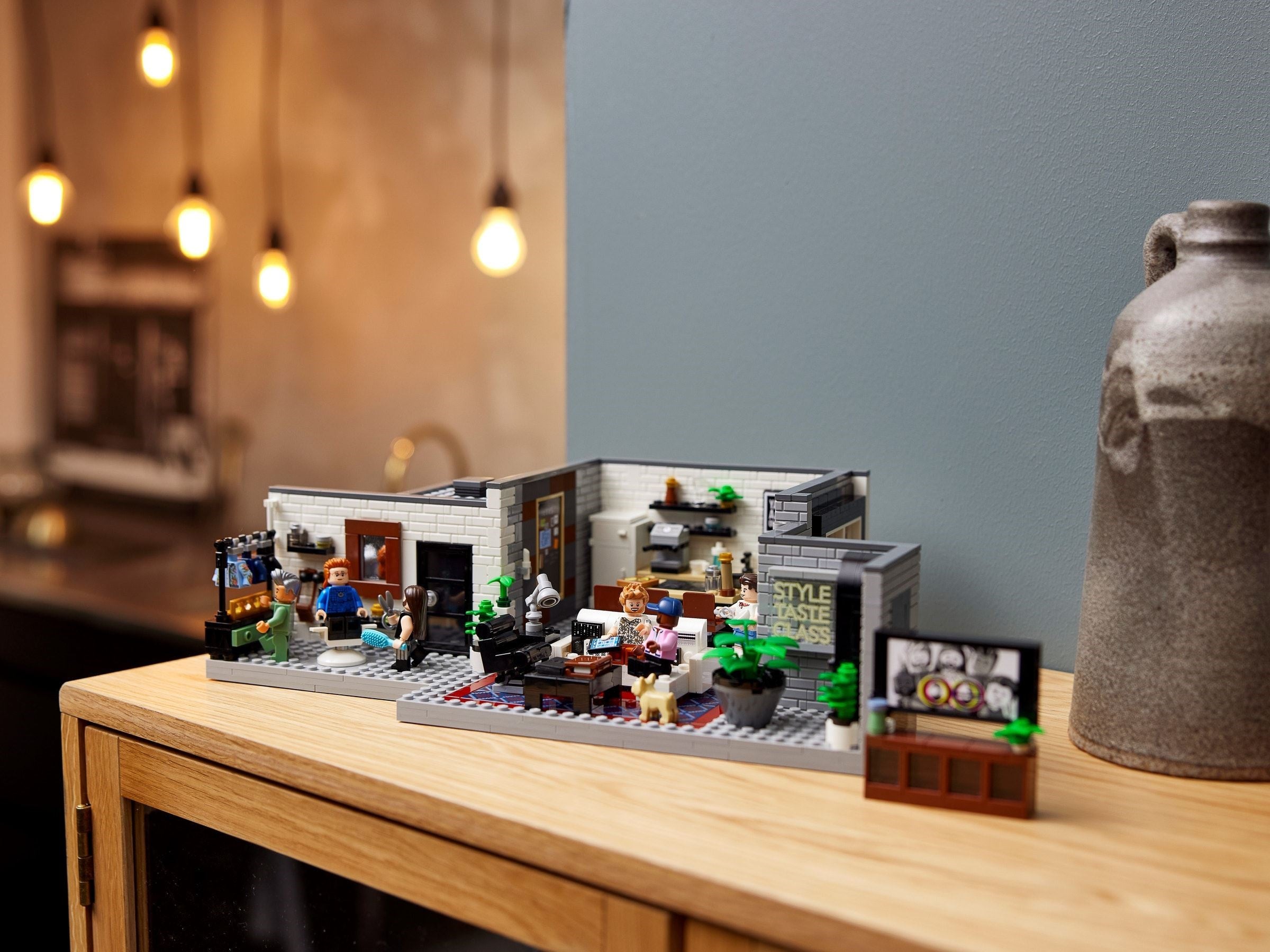 Queer Eye – The Fab 5 Loft 10291 | Icons | LEGO – image 20
