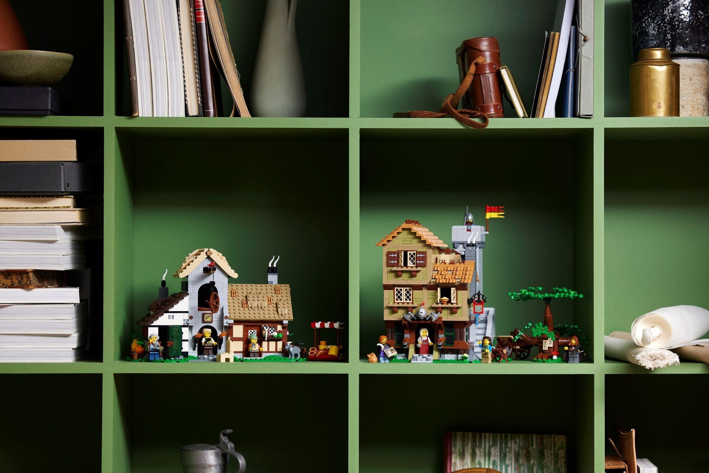 Medieval Town Square 10332 | Icons | LEGO – image 3