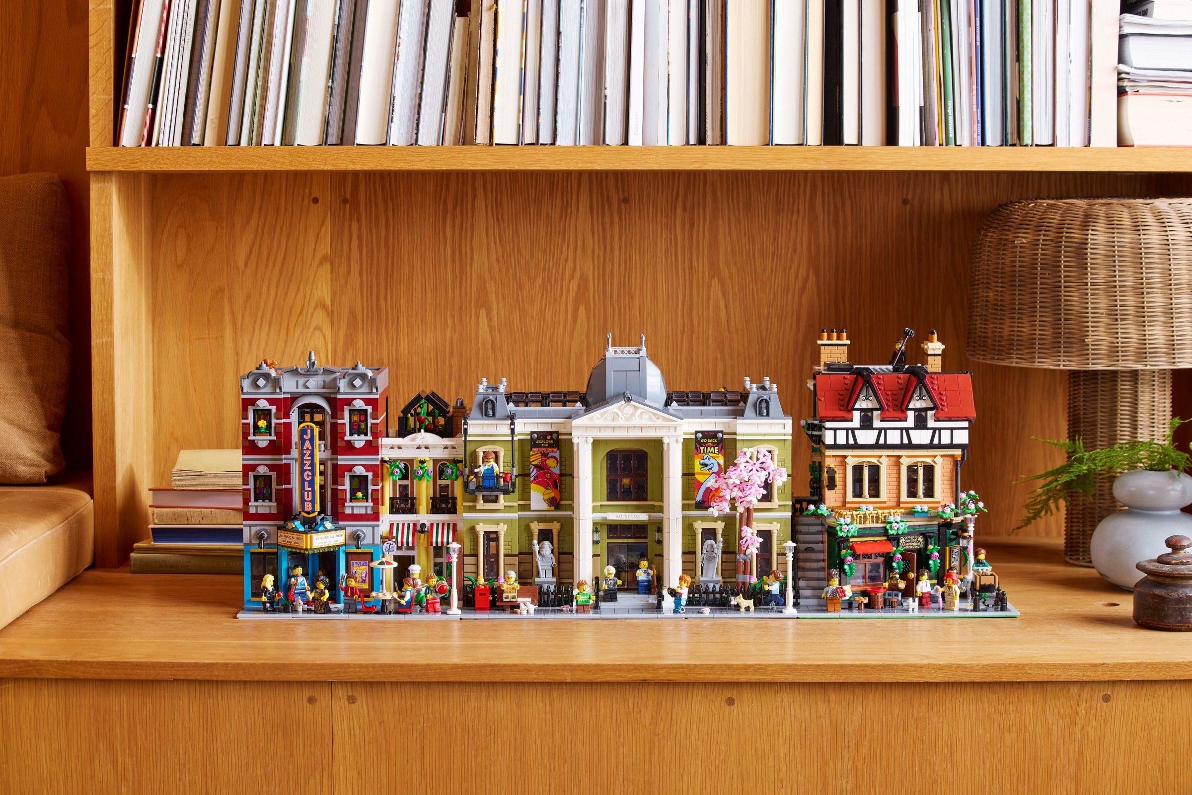 Tudor Corner 10350 | Icons | LEGO – image 2