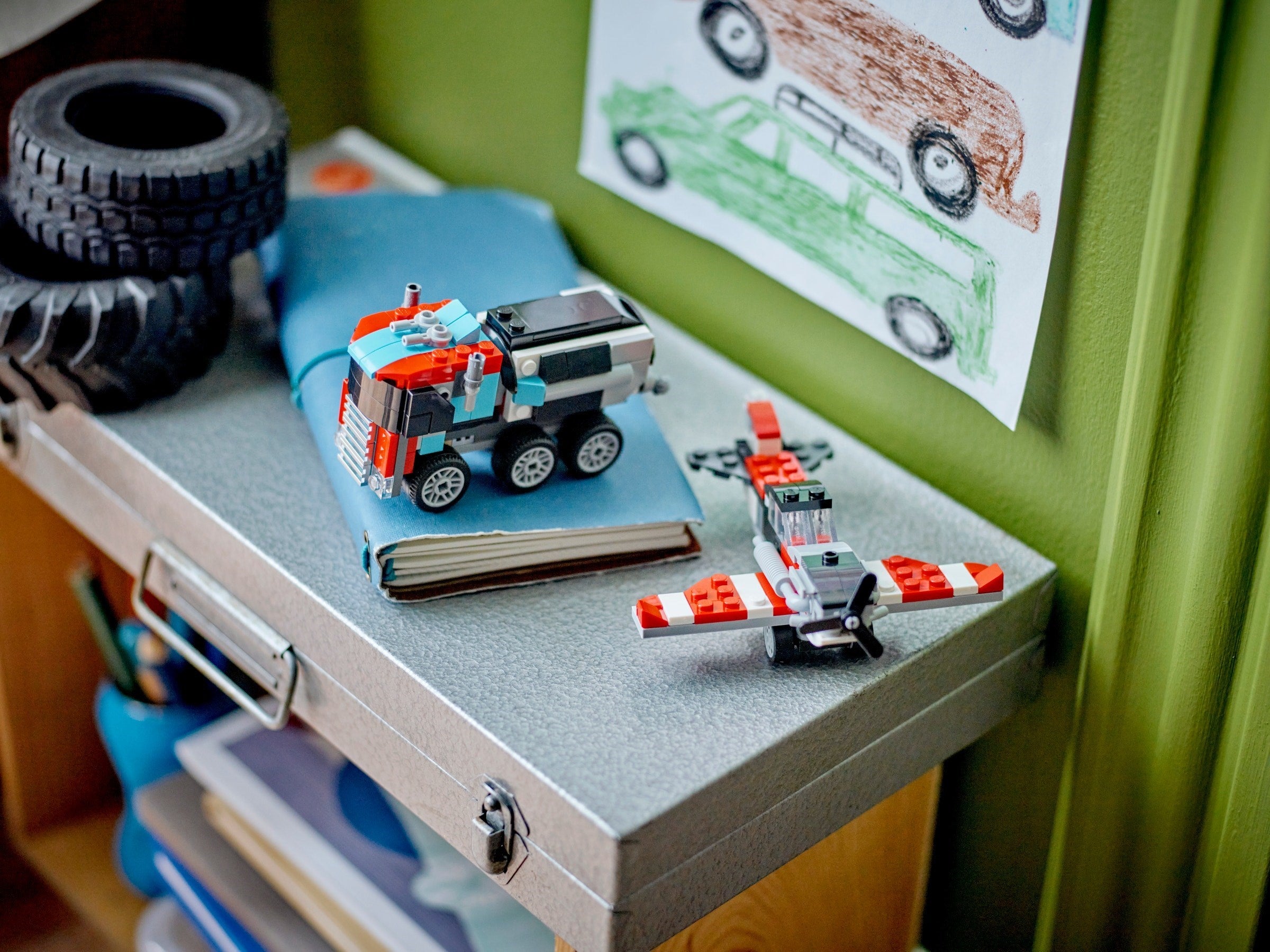 Flatbed Truck with Helicopter 31146 | Creator | LEGO (image 11)