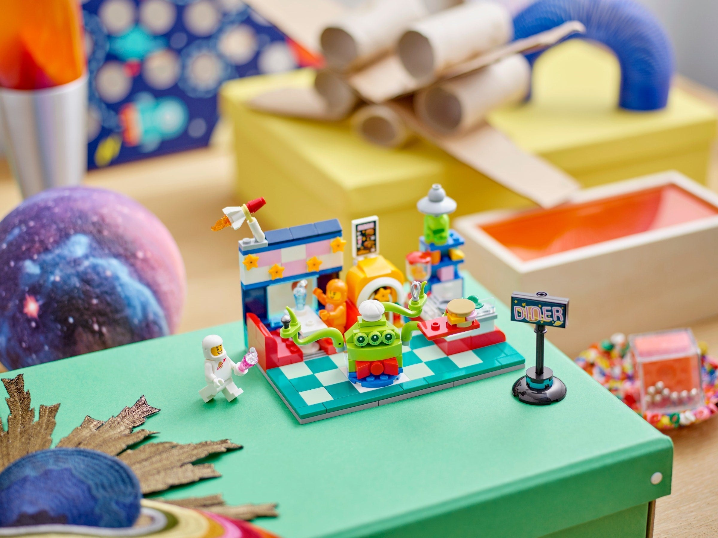 Alien Space Diner 40687 | Promotional | LEGO – image 4