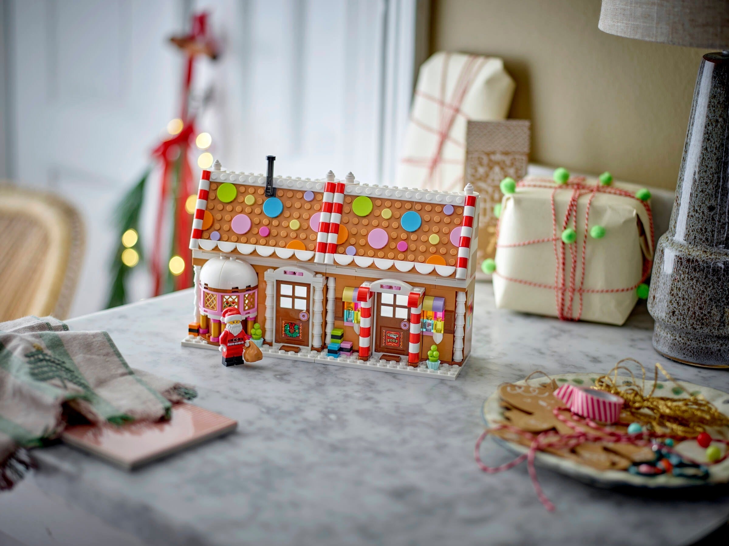 Festive Gingerbread House 40809 | Seasonal | LEGO (image 4)