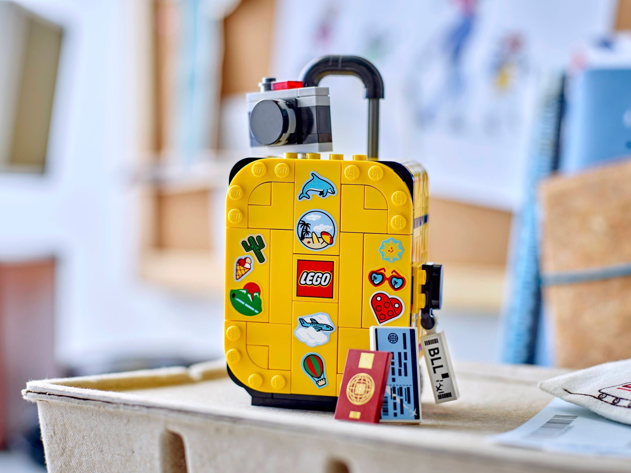 Yellow Travel Suitcase 40817 | Miscellaneous | LEGO – image 4