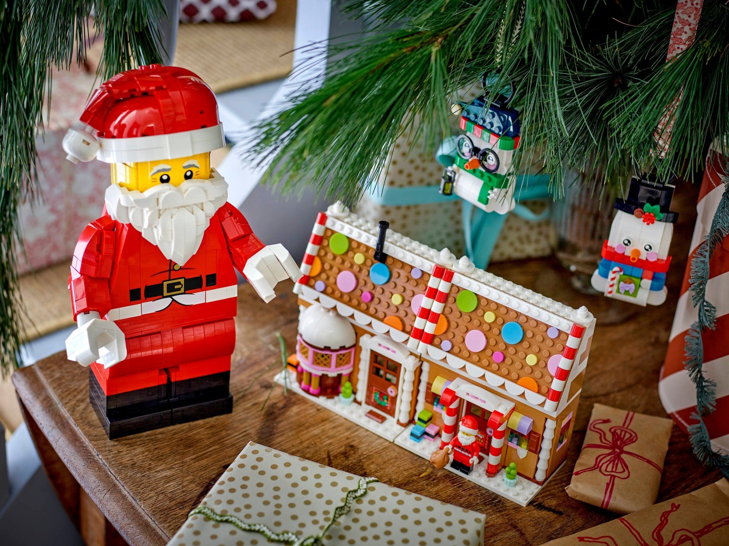Up-Scaled Santa Minifigure 40820 | Seasonal | LEGO – image 2