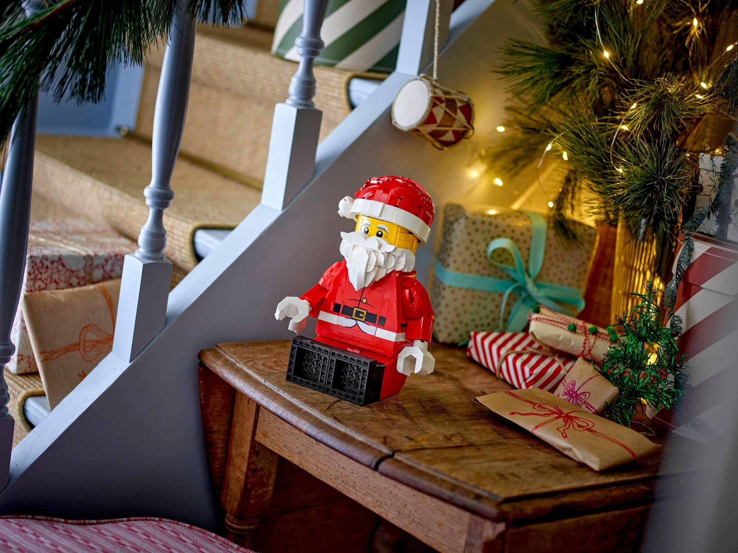 Up-Scaled Santa Minifigure 40820 | Seasonal | LEGO – image 6