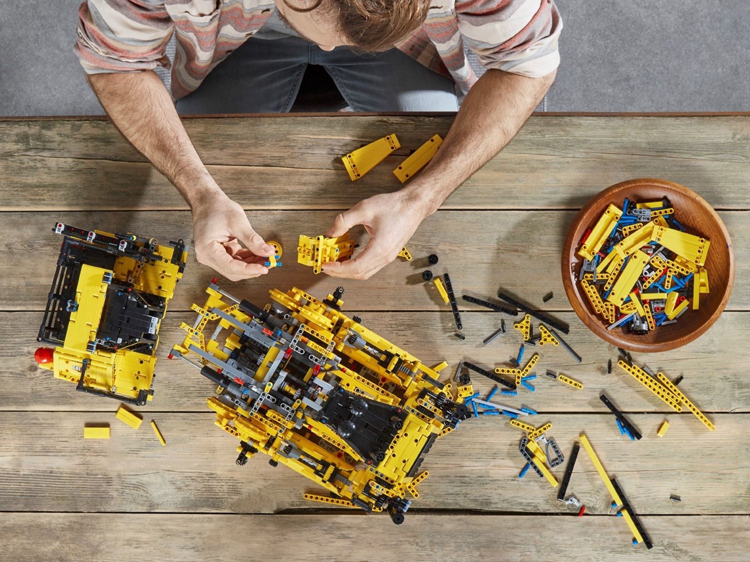 Cat D11 Bulldozer 42131 | Technic | LEGO – image 14