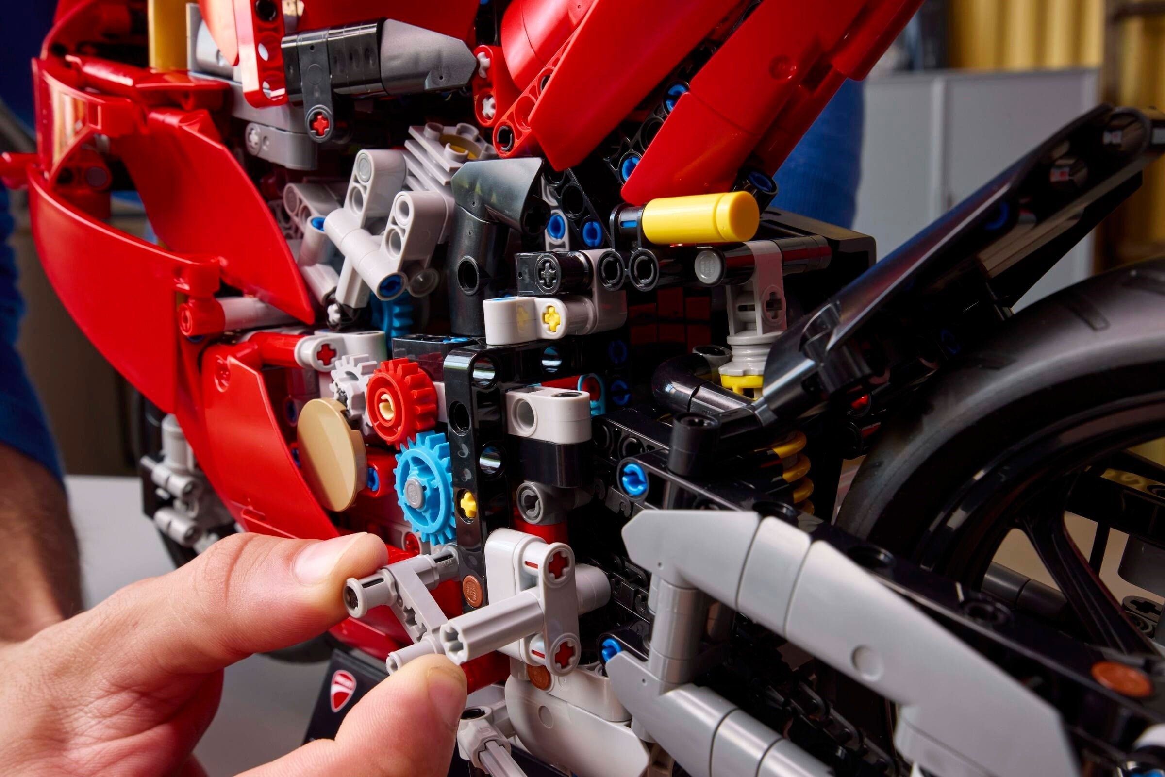 Ducati Panigale V4 S Motorcycle 42202 | Technic | LEGO – image 4