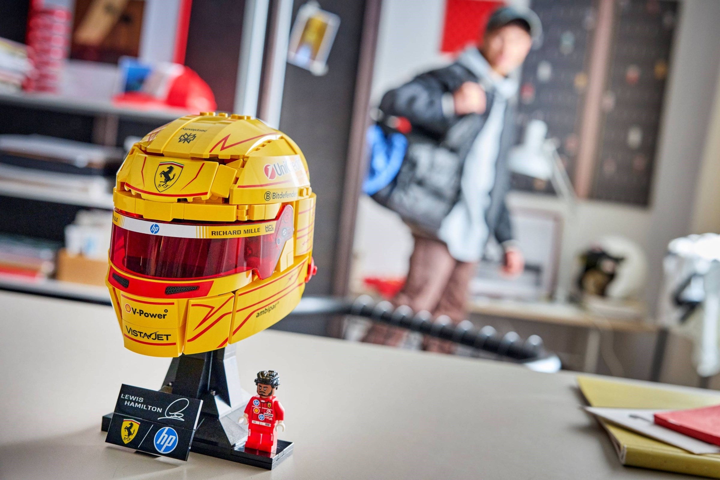 Scuderia Ferrari HP Lewis Hamilton Helmet 43022 | Editions | LEGO (image 7)
