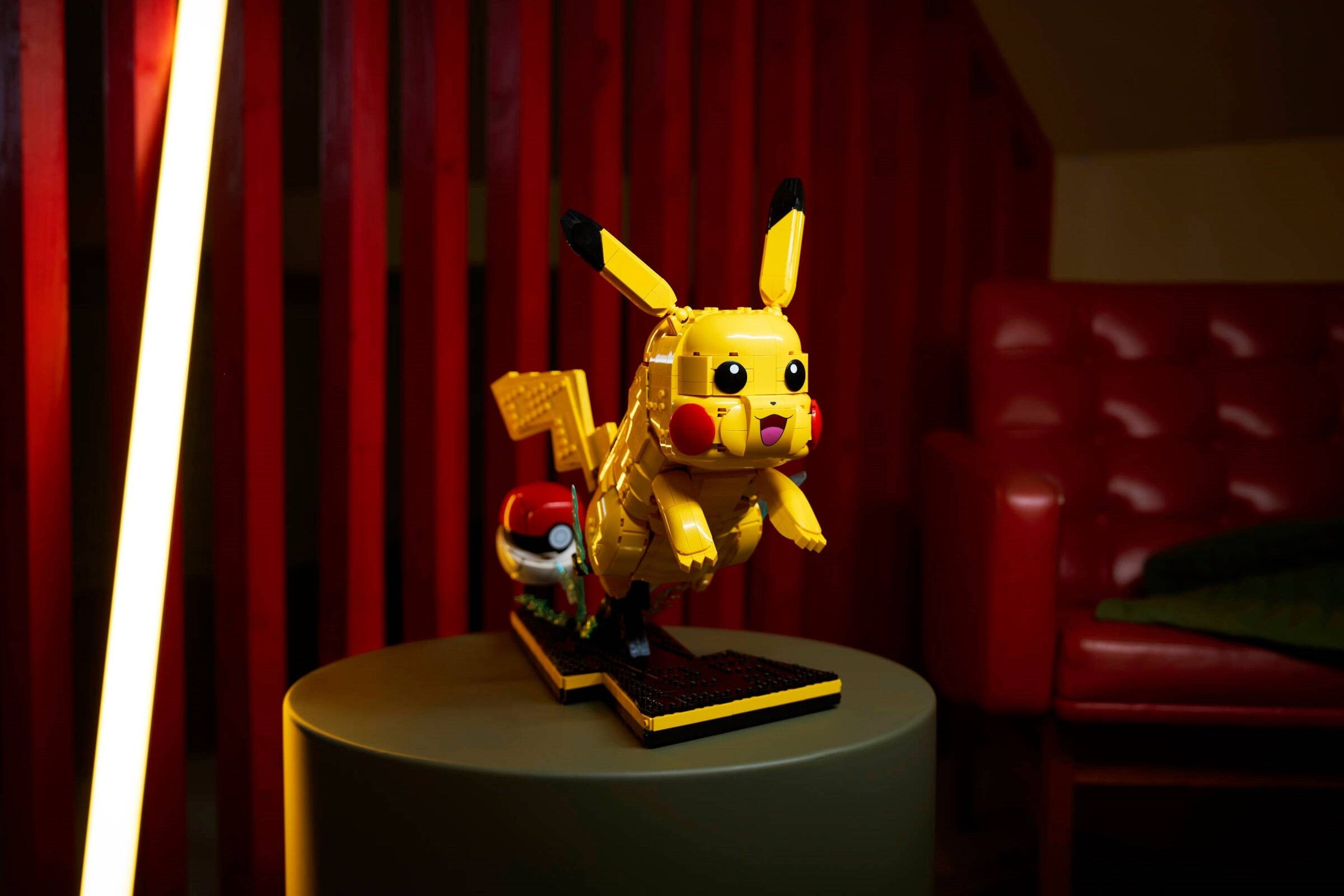 Pikachu and Poké Ball 72152 | Pokémon | LEGO (image 11)