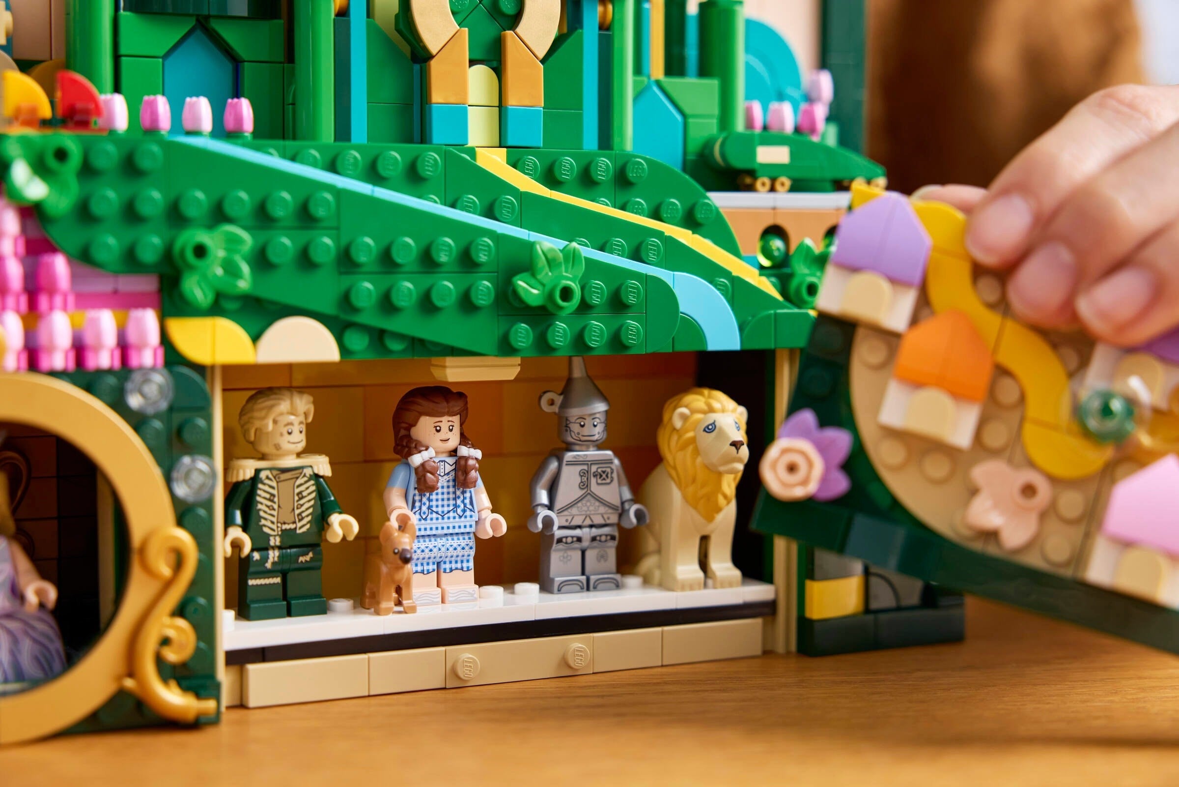 Emerald City Wall Art 75685 | Wicked | LEGO – image 5