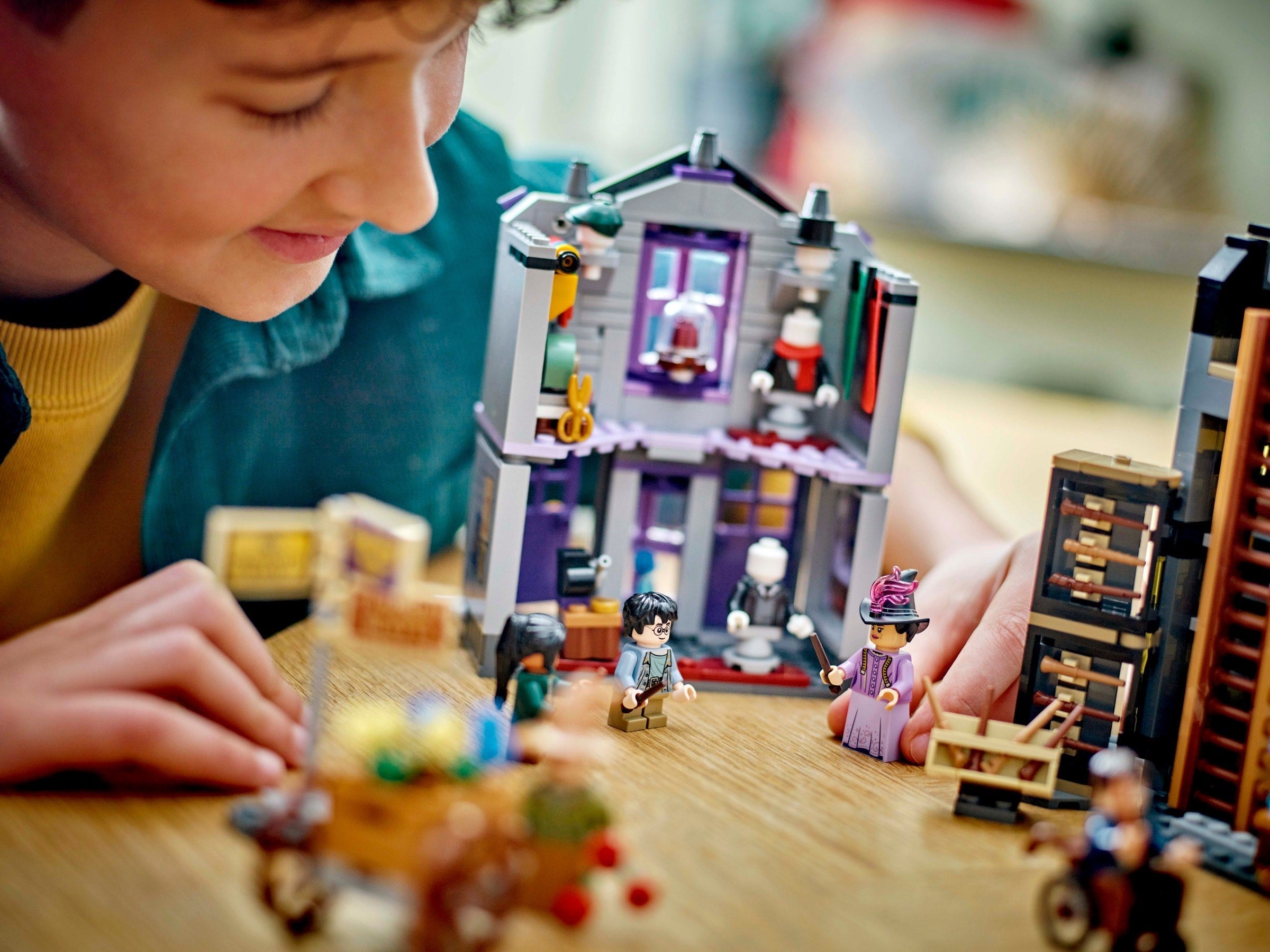 Ollivanders & Madam Malkin's Robes 76439 | Harry Potter | LEGO – image 10