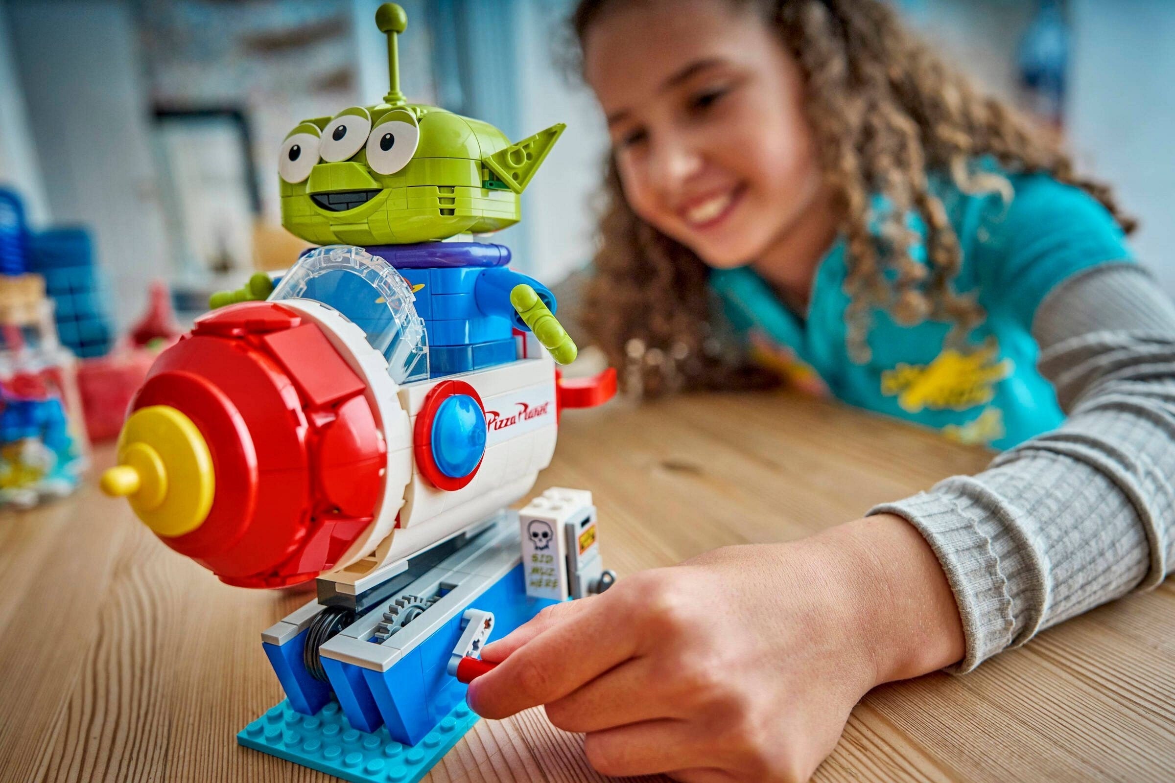 Alien with Pizza Planet Rocket Ride 43307 | Disney | LEGO (image 7)