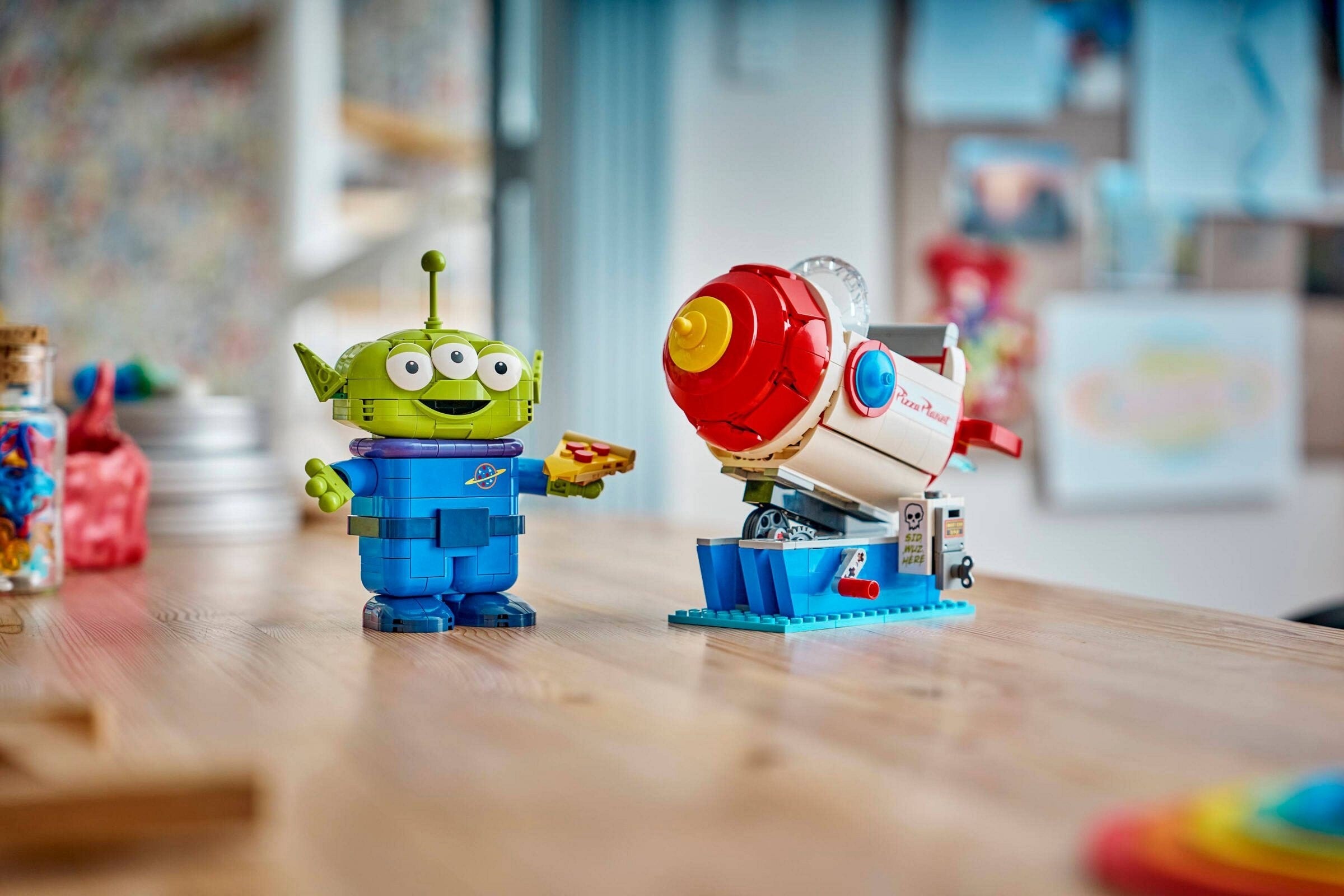 Alien with Pizza Planet Rocket Ride 43307 | Disney | LEGO (image 8)