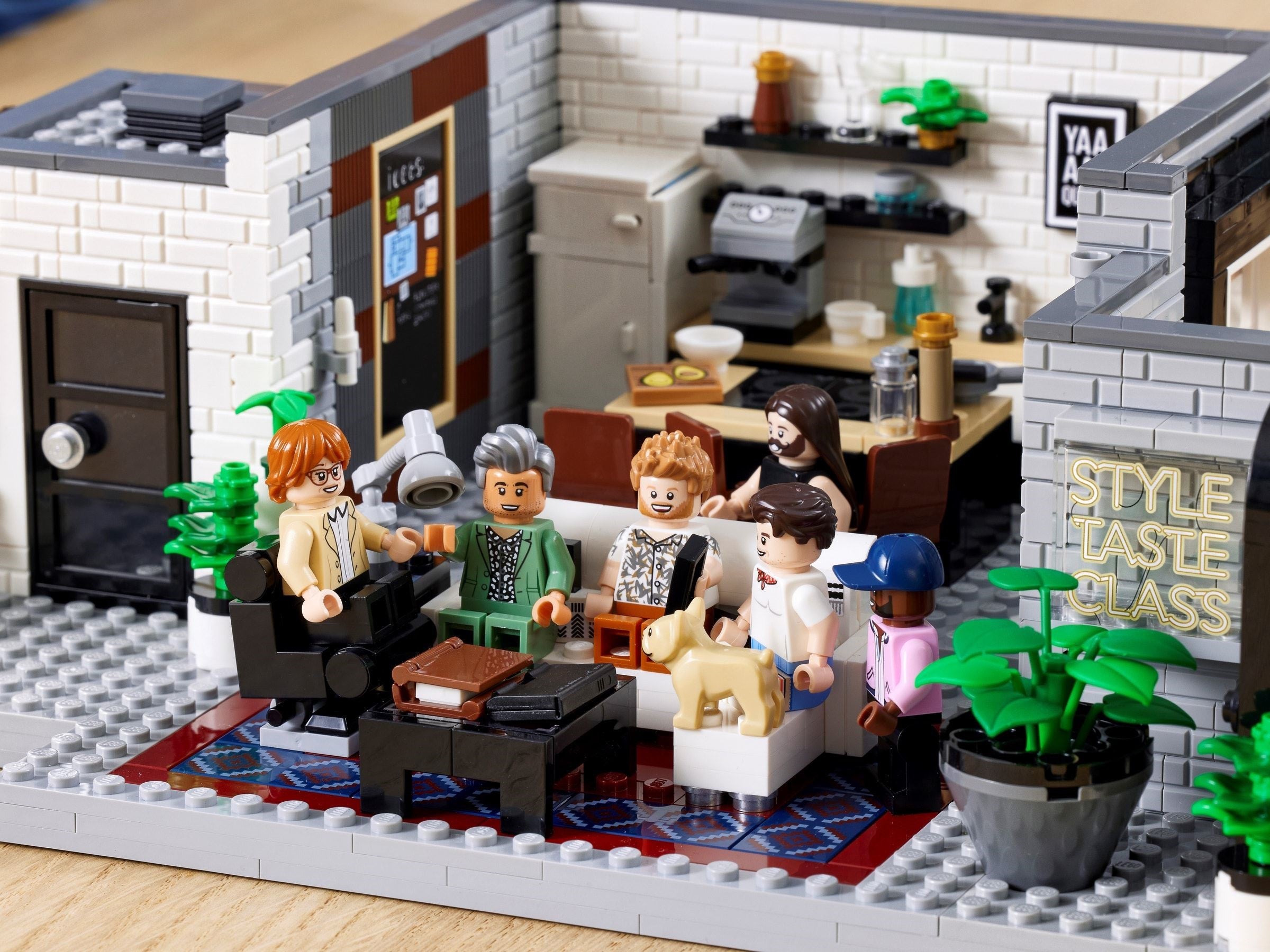 Queer Eye – The Fab 5 Loft 10291 | Icons | LEGO – image 10