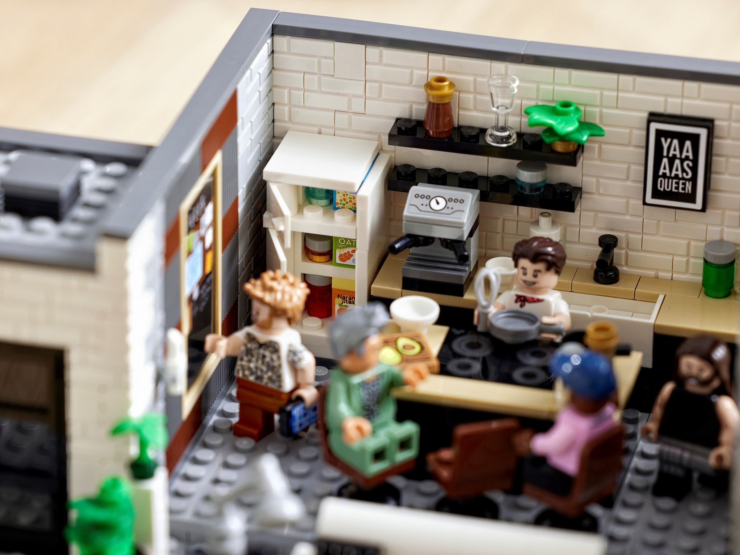 Queer Eye – The Fab 5 Loft 10291 | Icons | LEGO – image 12