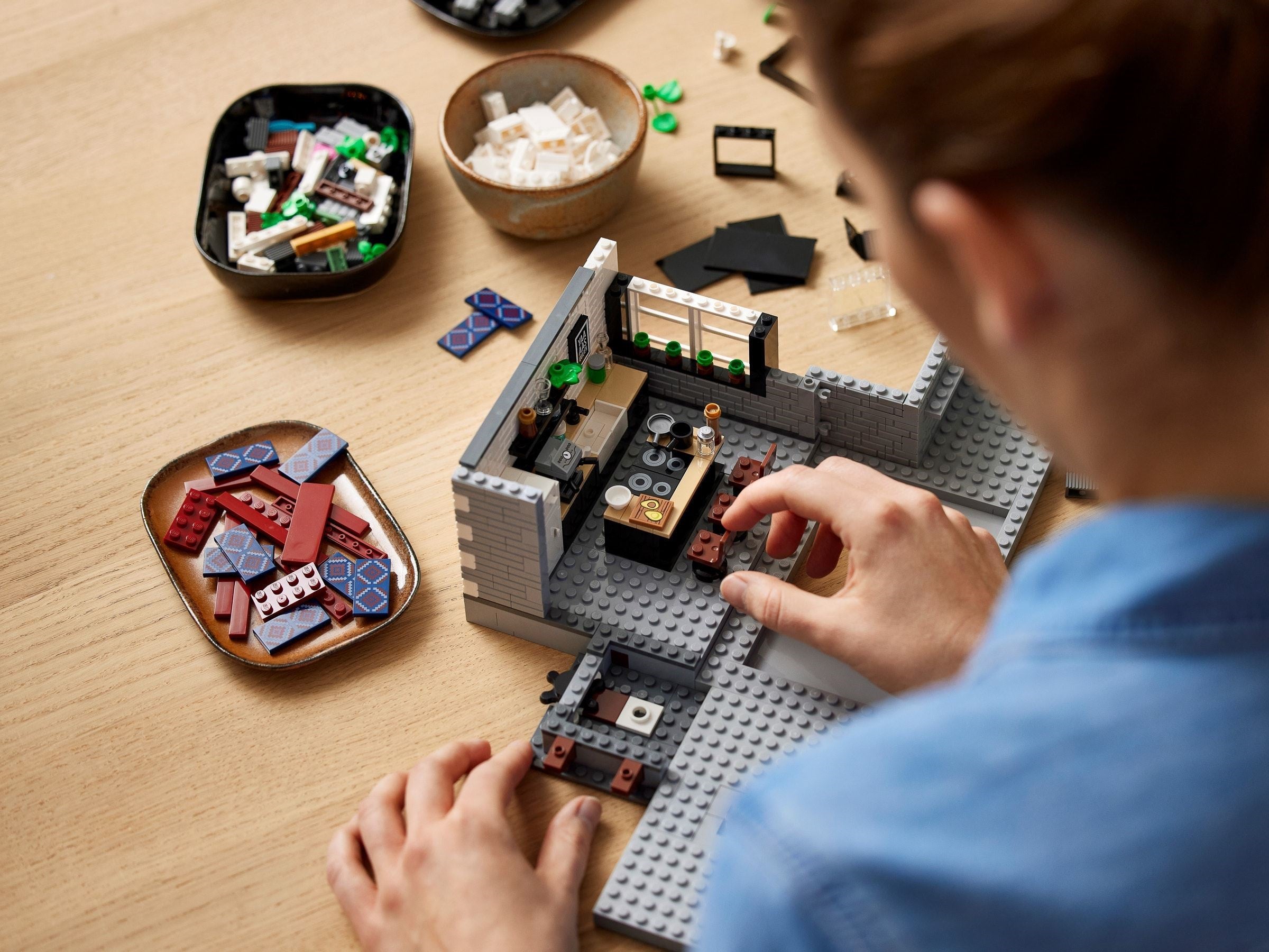 Queer Eye – The Fab 5 Loft 10291 | Icons | LEGO – image 15