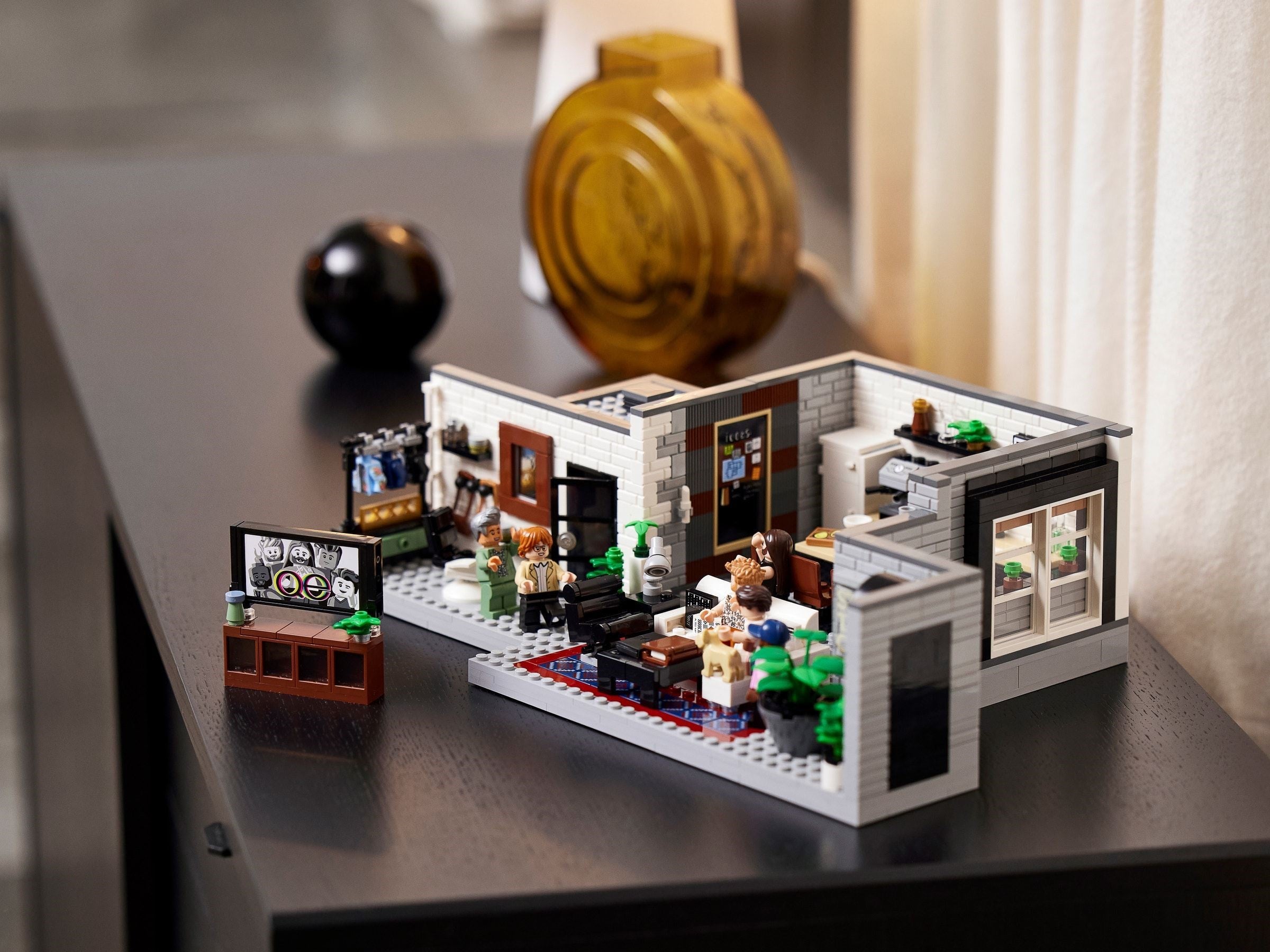 Queer Eye – The Fab 5 Loft 10291 | Icons | LEGO – image 17