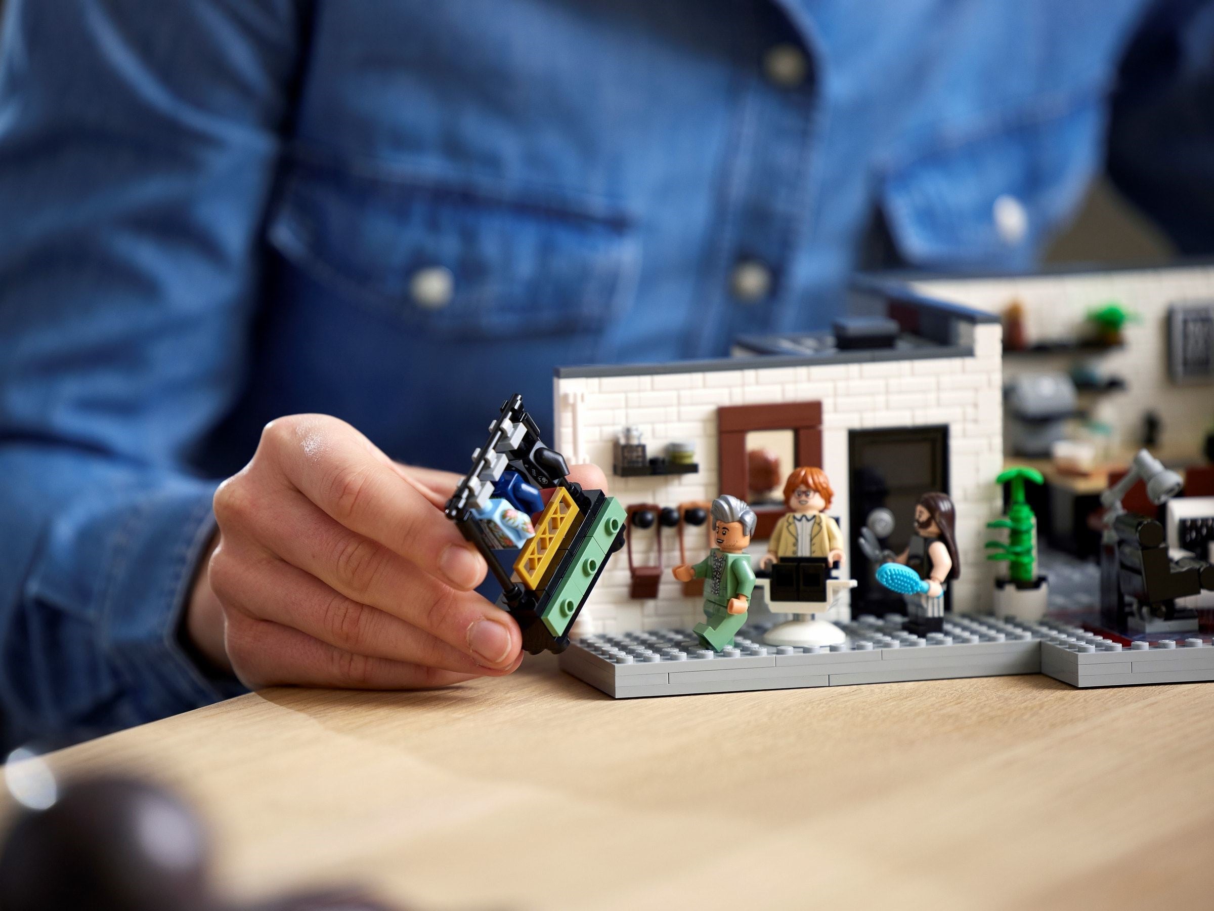 Queer Eye – The Fab 5 Loft 10291 | Icons | LEGO – image 27