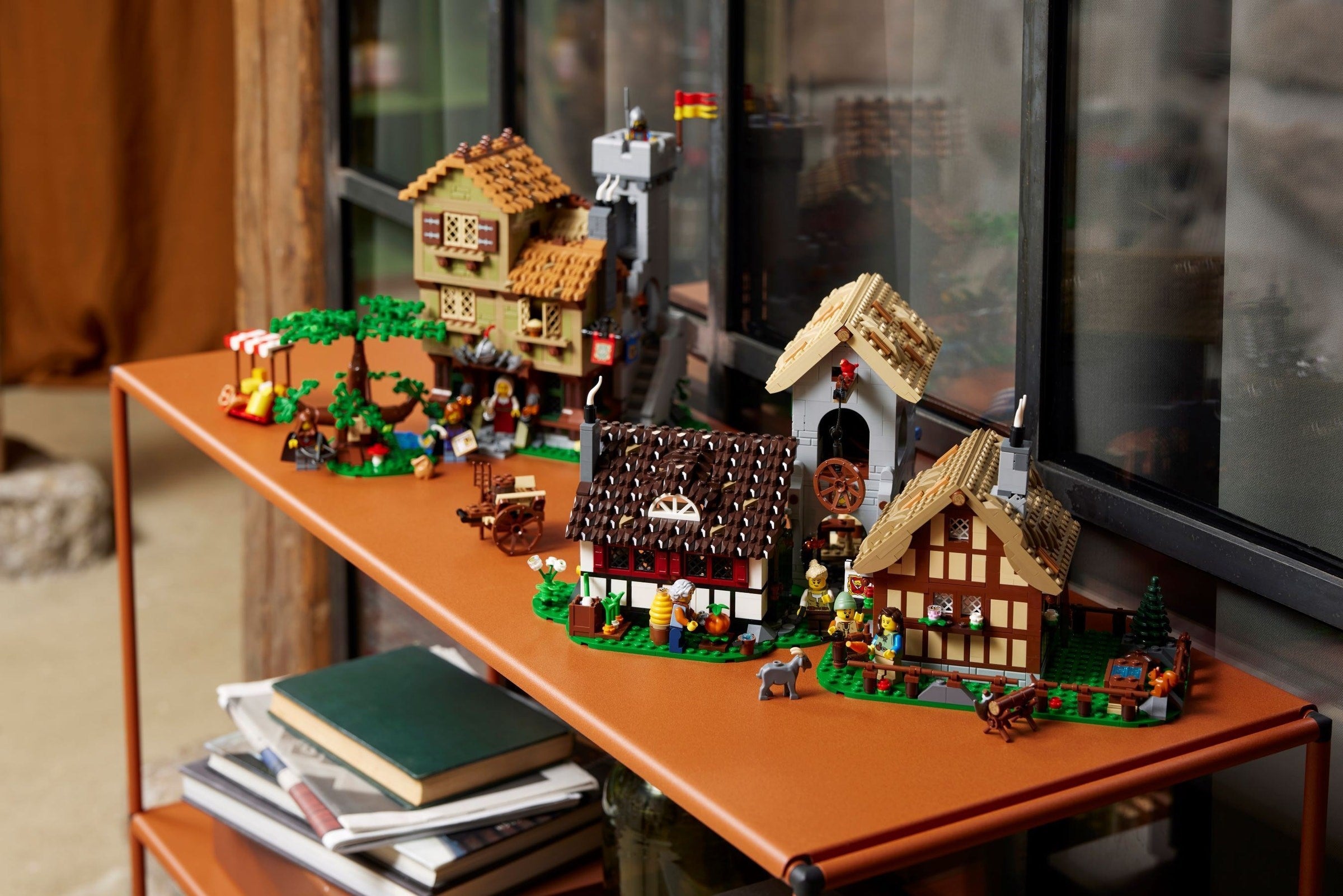 Medieval Town Square 10332 | Icons | LEGO – image 4