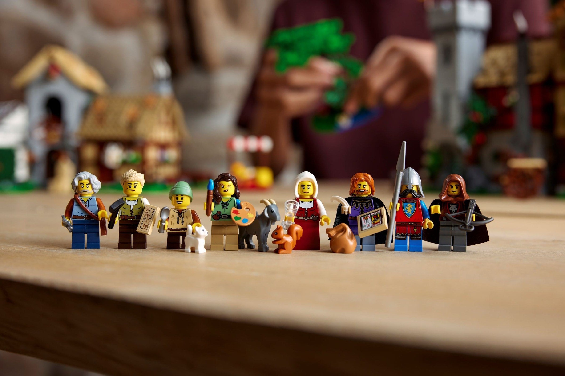 Medieval Town Square 10332 | Icons | LEGO – image 5