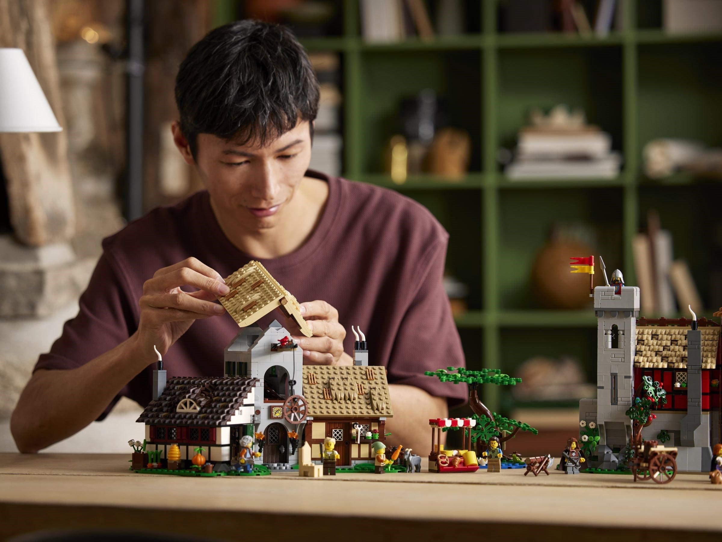 Medieval Town Square 10332 | Icons | LEGO – image 13