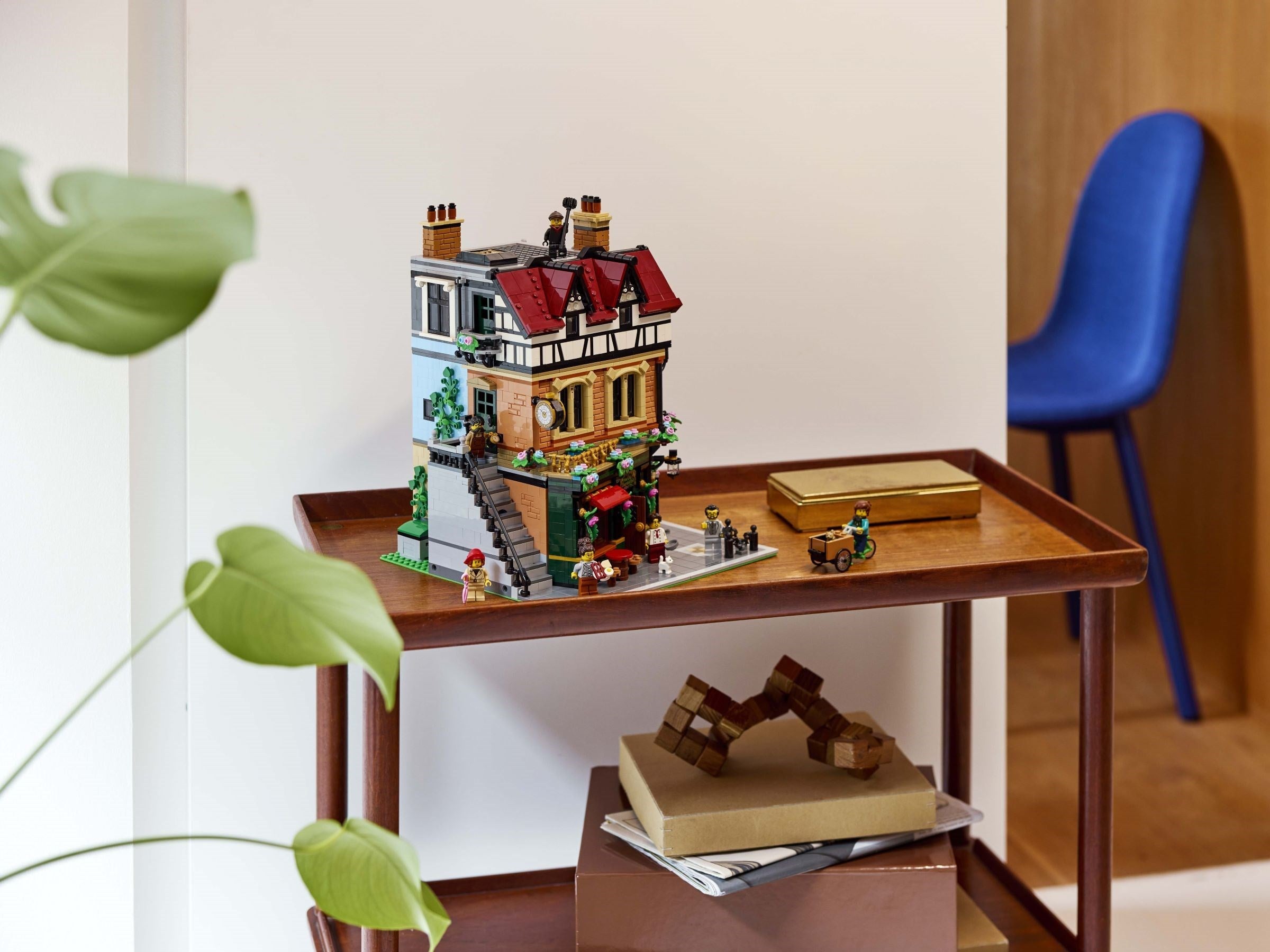 Tudor Corner 10350 | Icons | LEGO – image 9