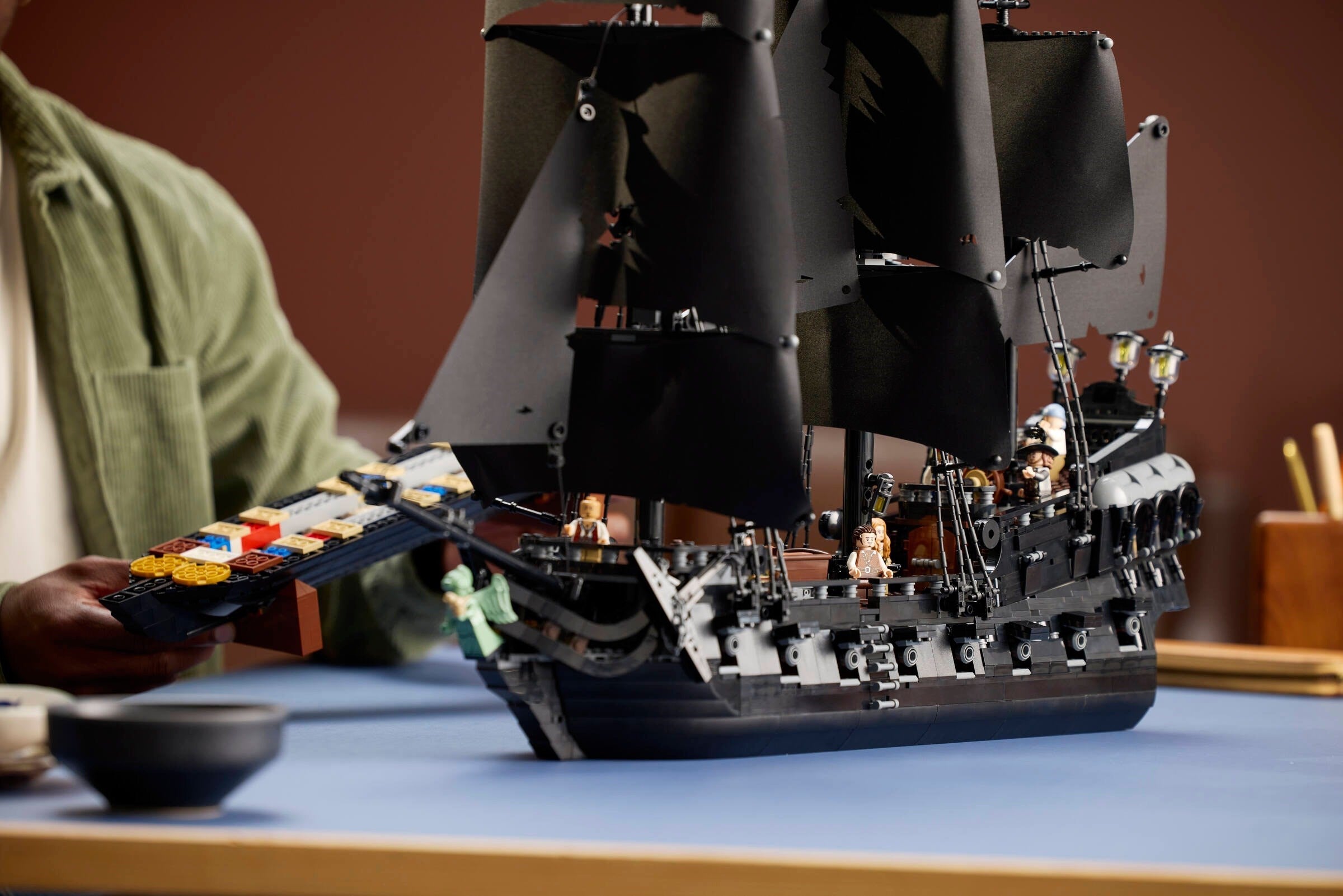 Captain Jack Sparrow's Pirate Ship 10365 | Icons | LEGO – image 5