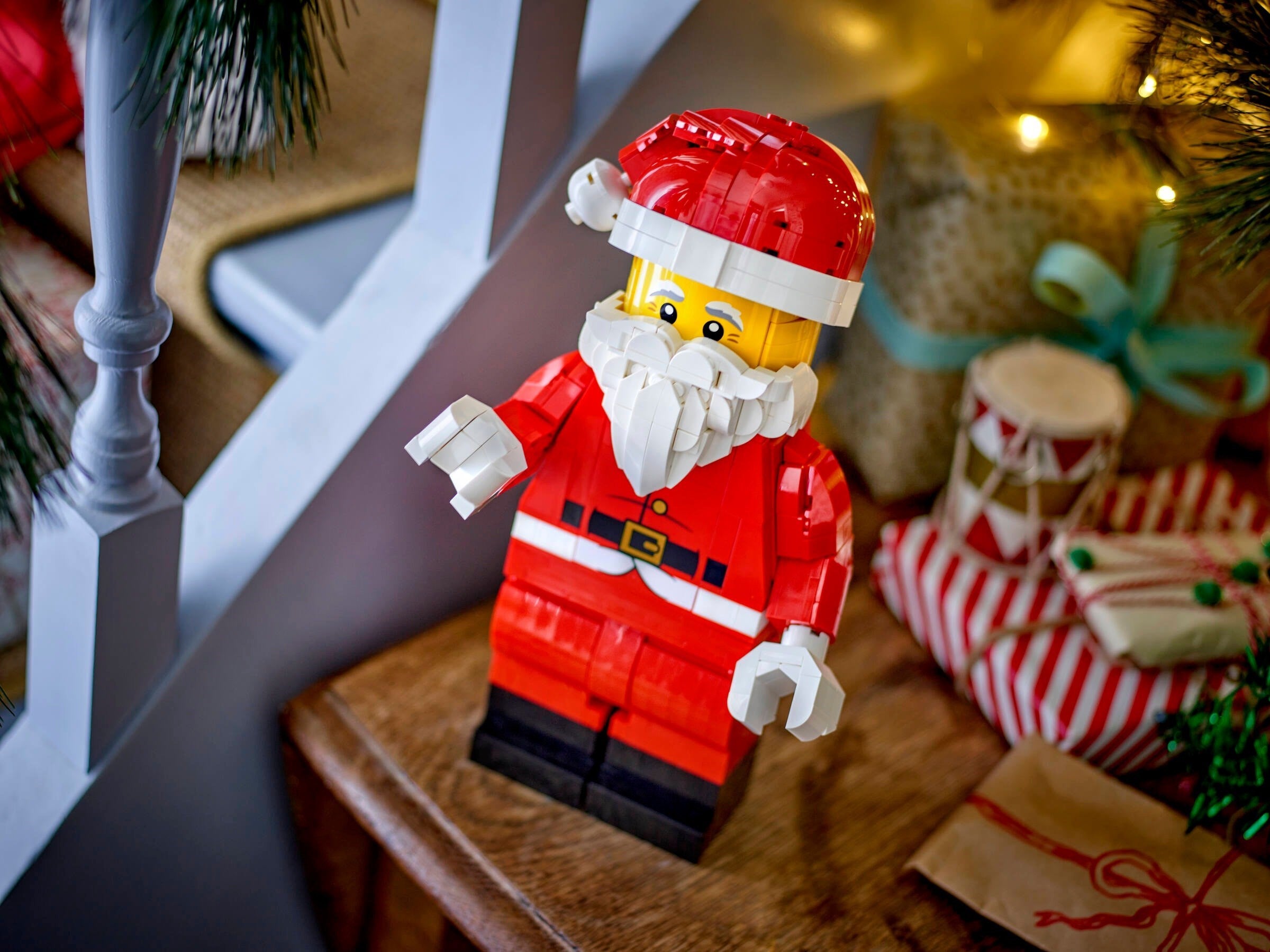 Up-Scaled Santa Minifigure 40820 | Seasonal | LEGO – image 5