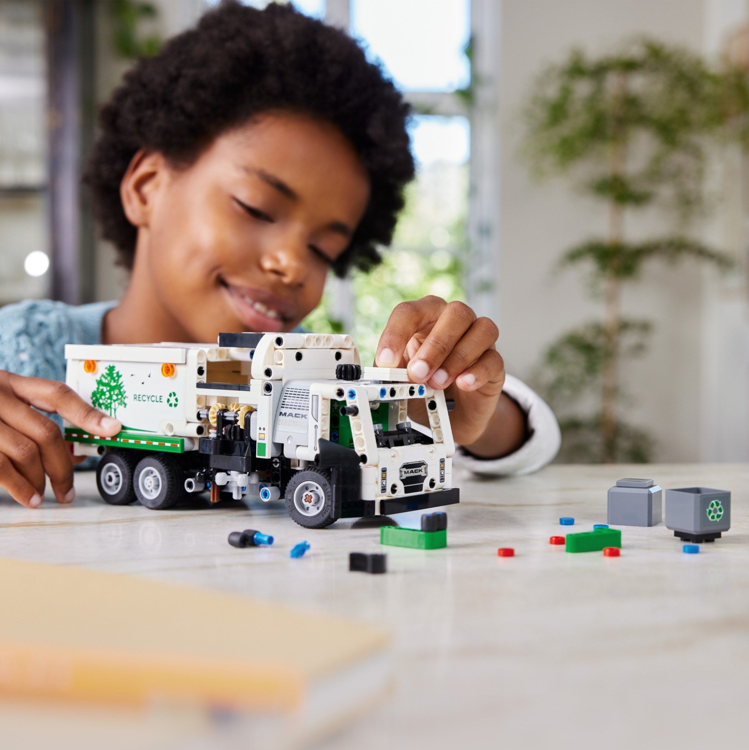 Mack LR Electric Garbage Truck 42167 | Technic | LEGO – image 8