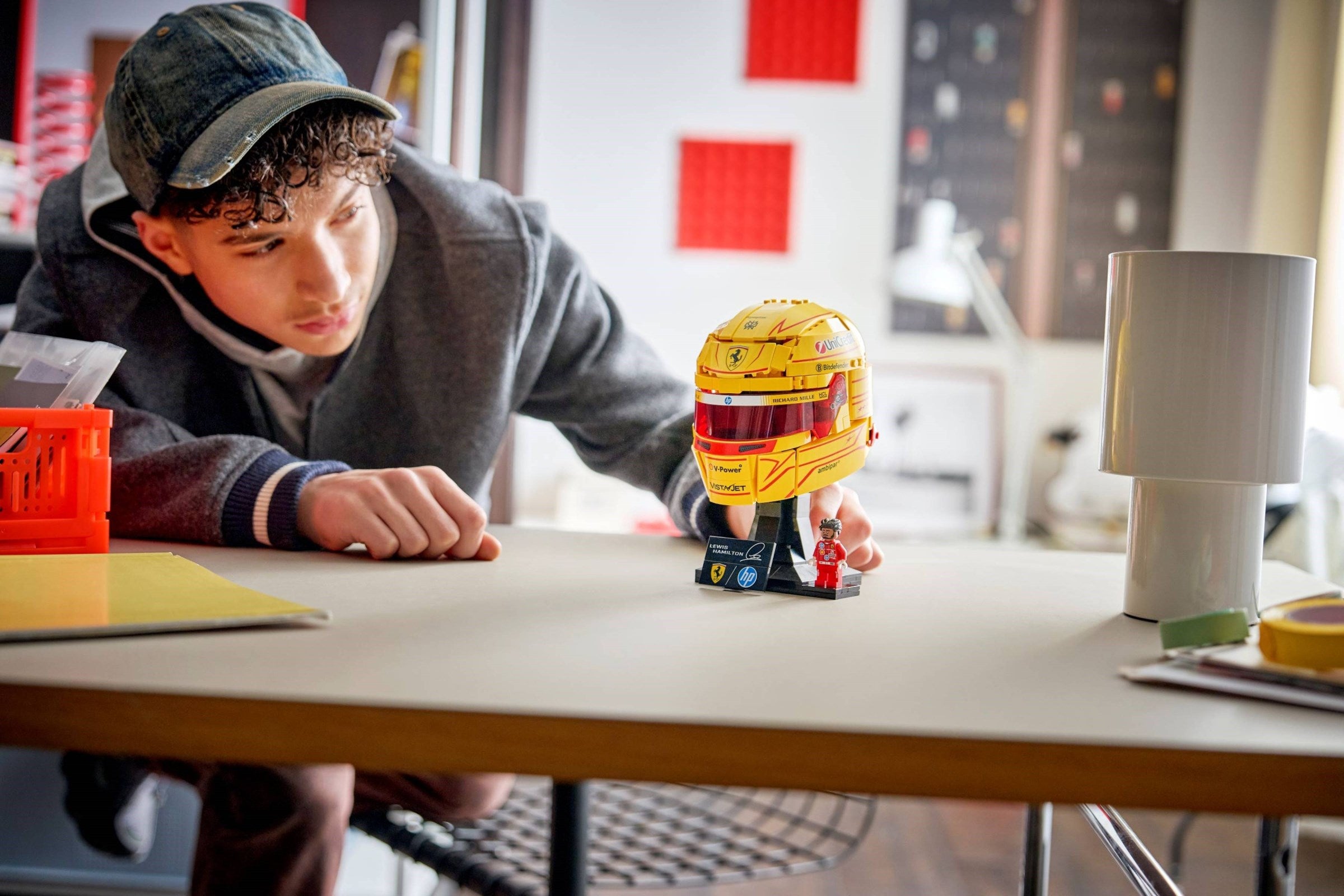 Scuderia Ferrari HP Lewis Hamilton Helmet  43022 | Editions | LEGO (image 6)