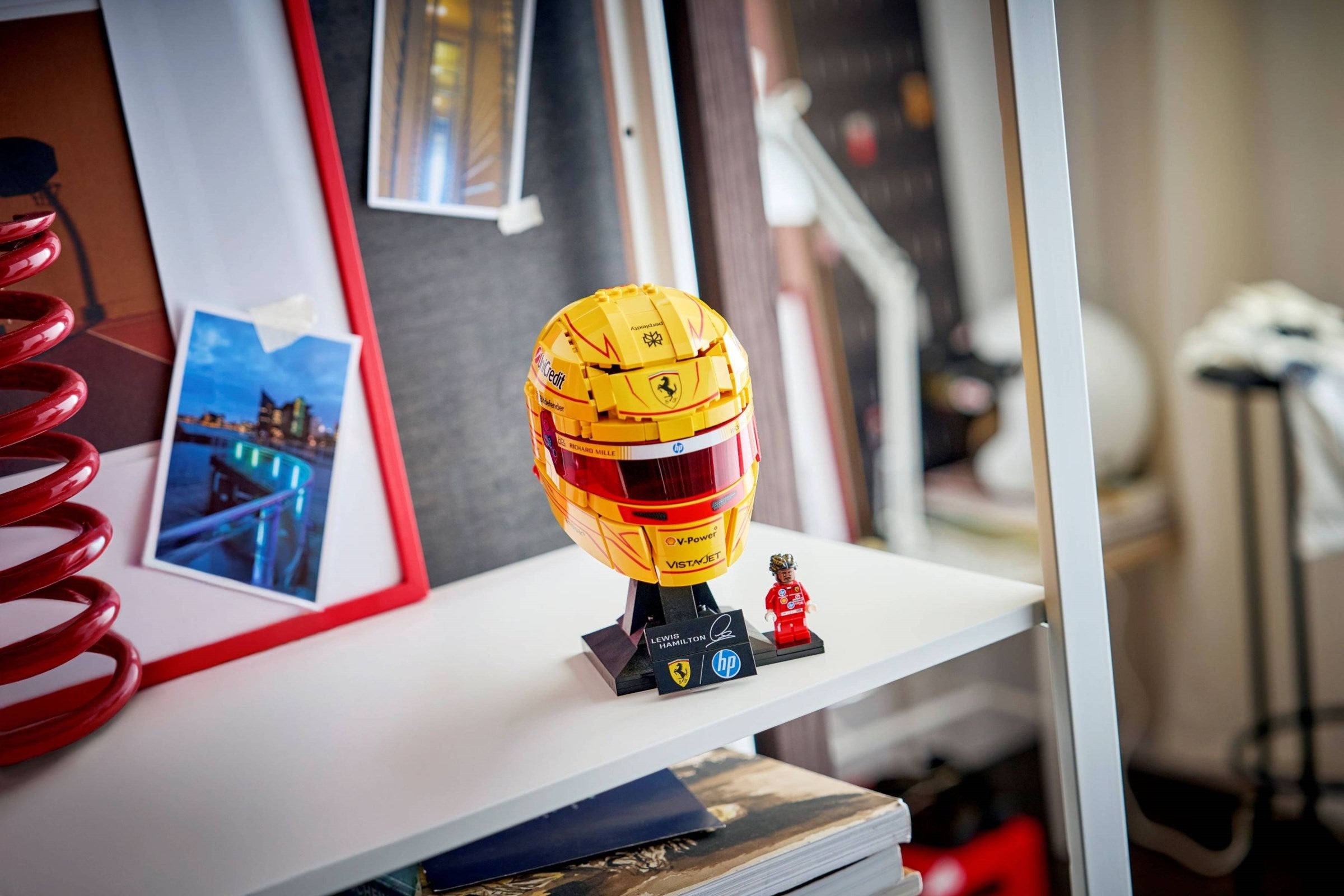 Scuderia Ferrari HP Lewis Hamilton Helmet  43022 | Editions | LEGO (image 8)