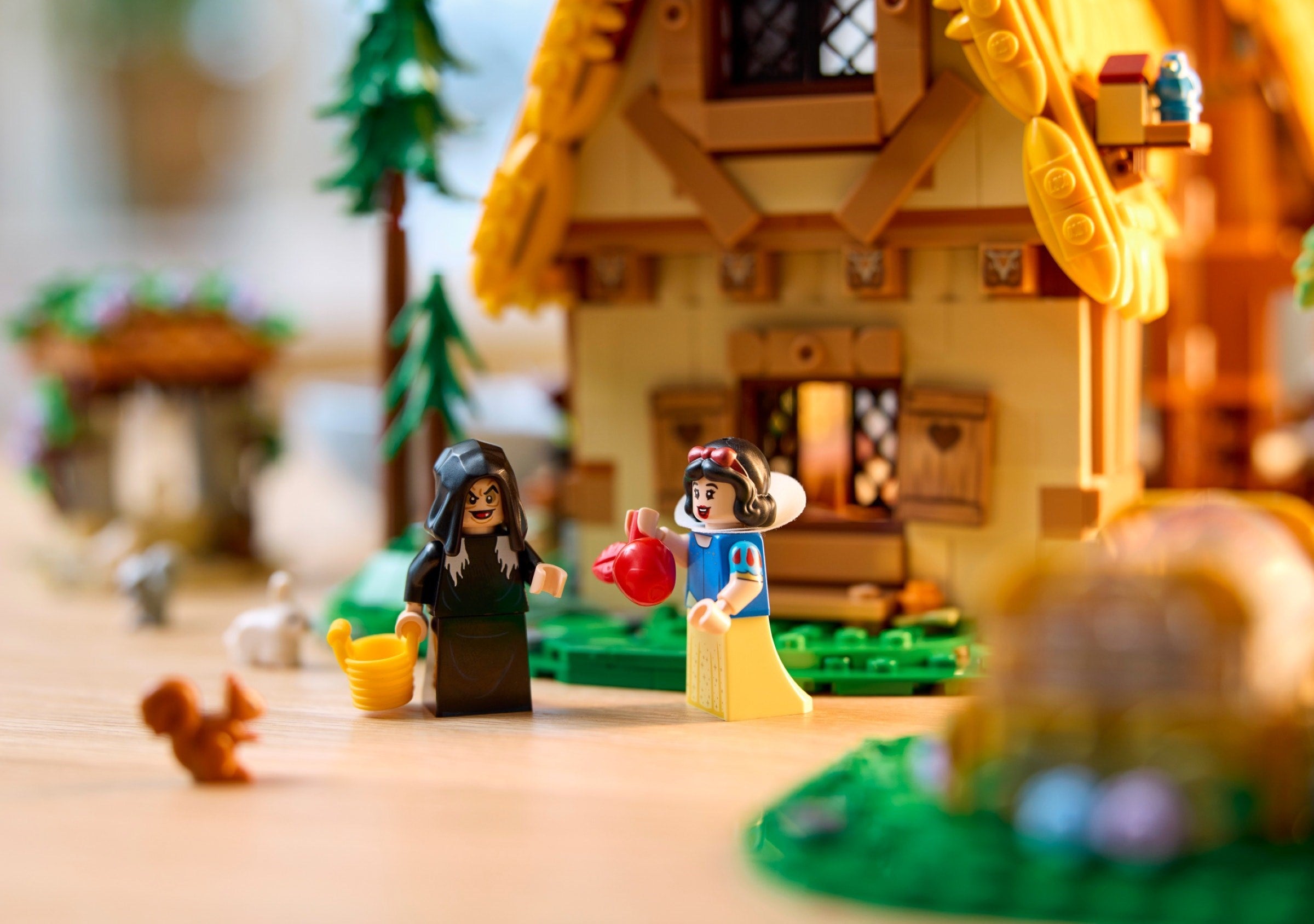 Snow White and the Seven Dwarfs' Cottage 43242 | Disney | LEGO – image 6
