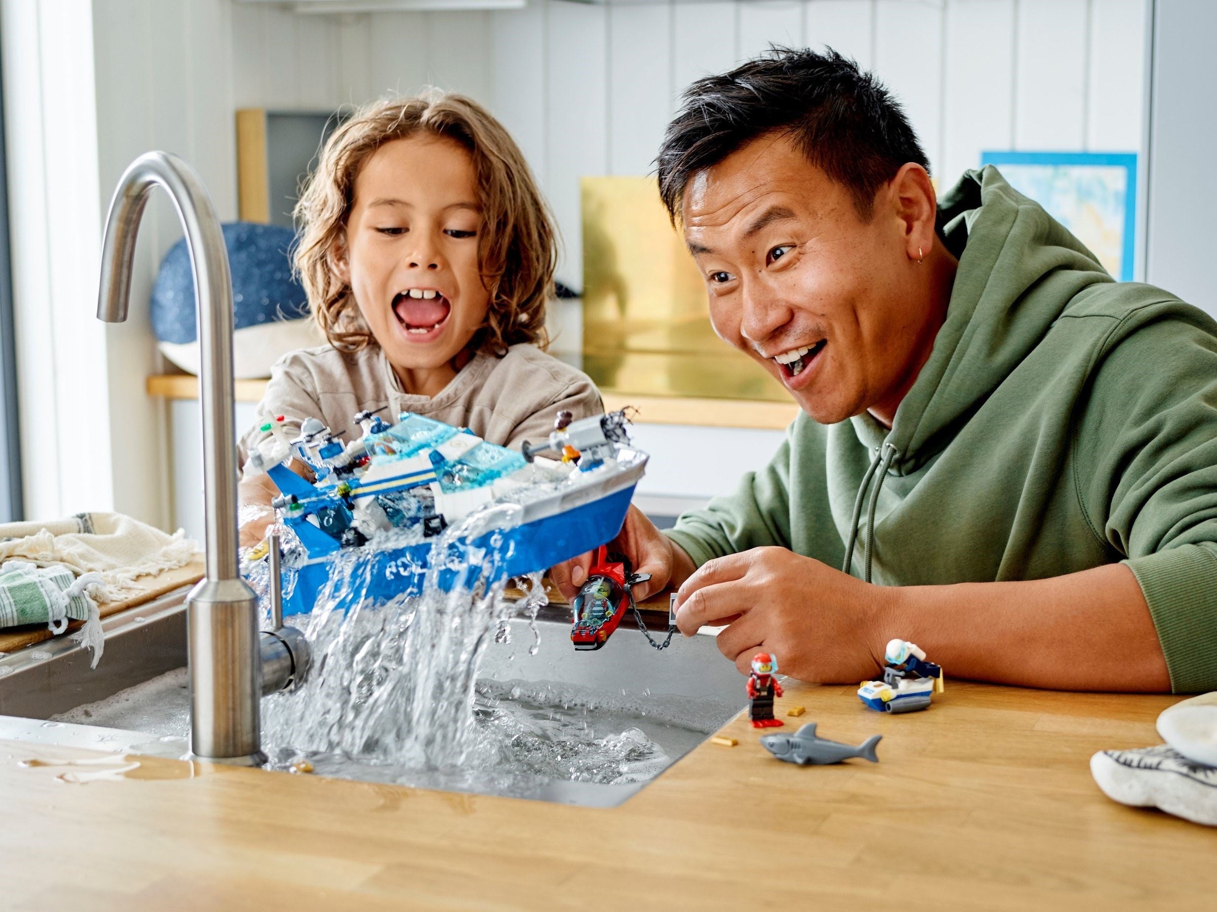 Police Patrol Boat 60277 | City | LEGO – image 4