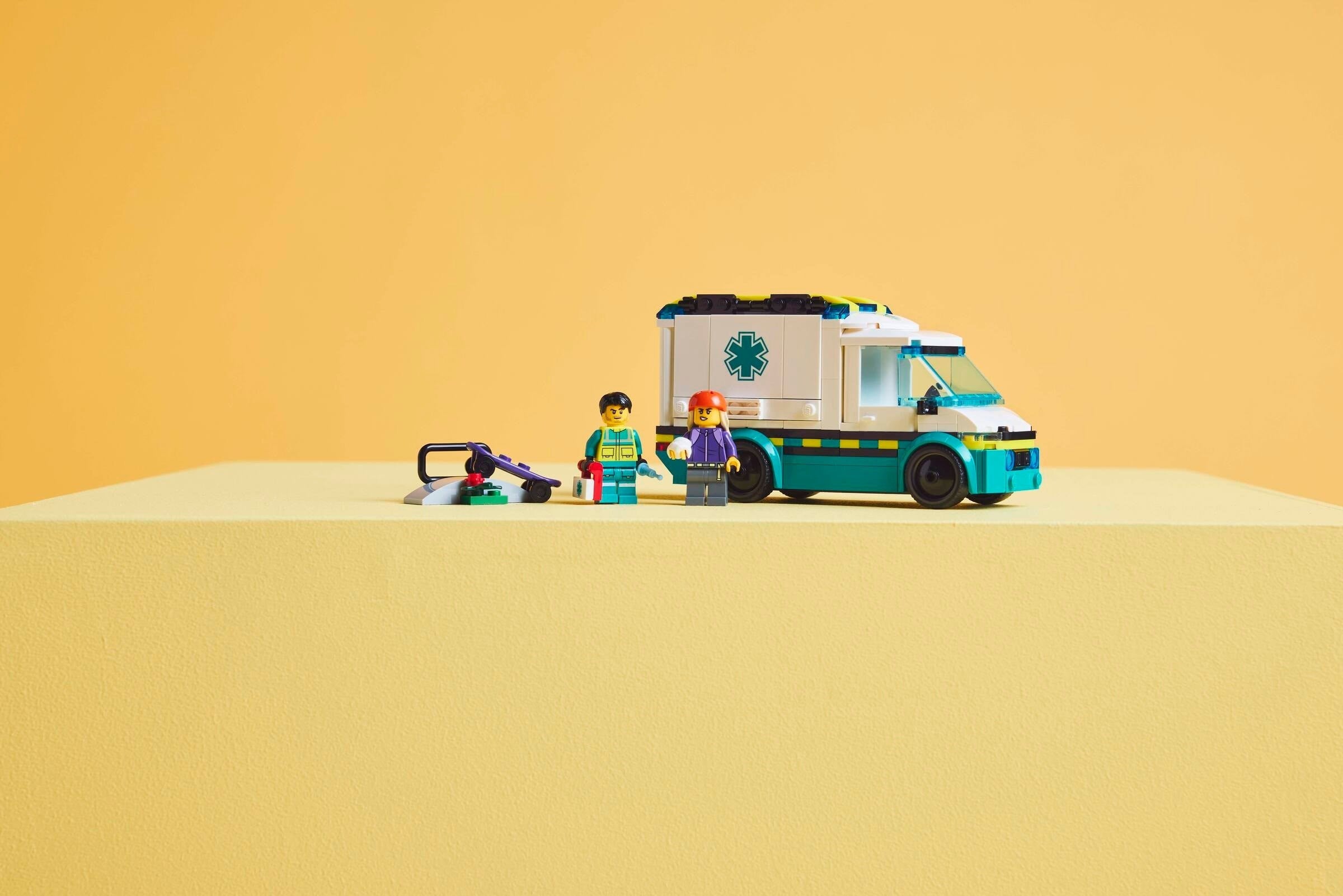Emergency Ambulance 60451 | City | LEGO – image 7