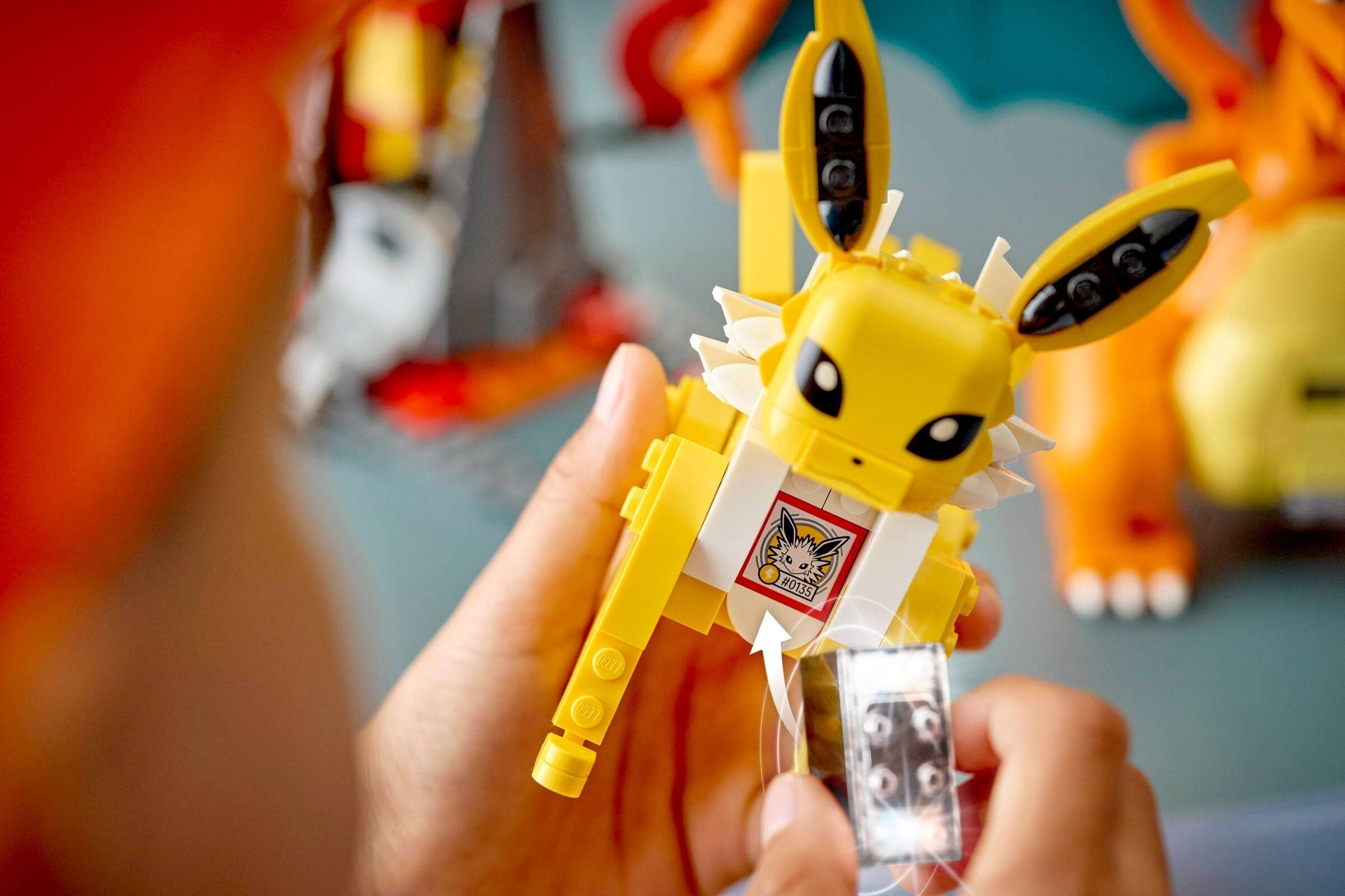 Charizard vs. Jolteon Ultimate Battle 72167 | Pokémon | LEGO (image 12)
