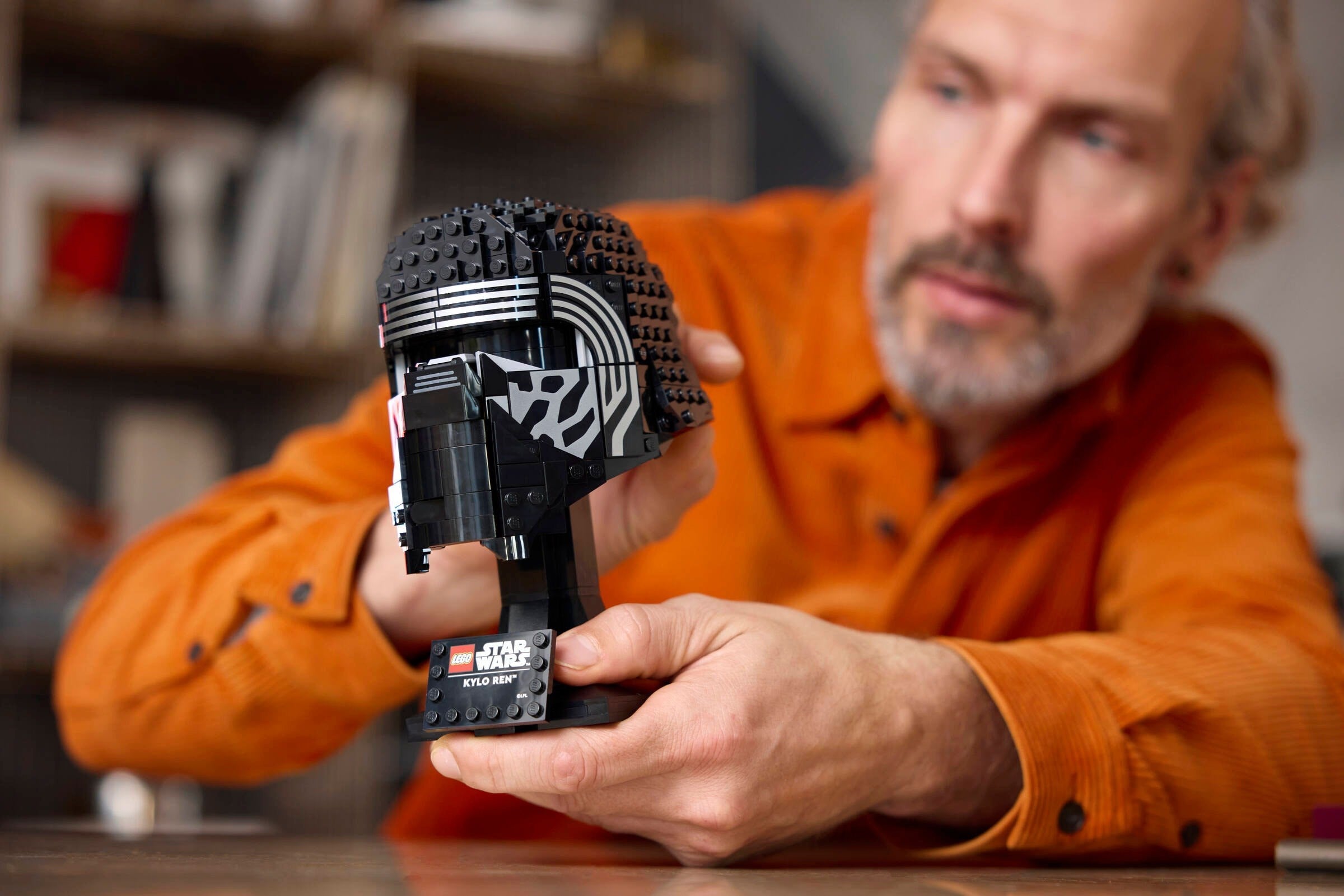 Kylo Ren Helmet 75415 | Star Wars | LEGO – image 4
