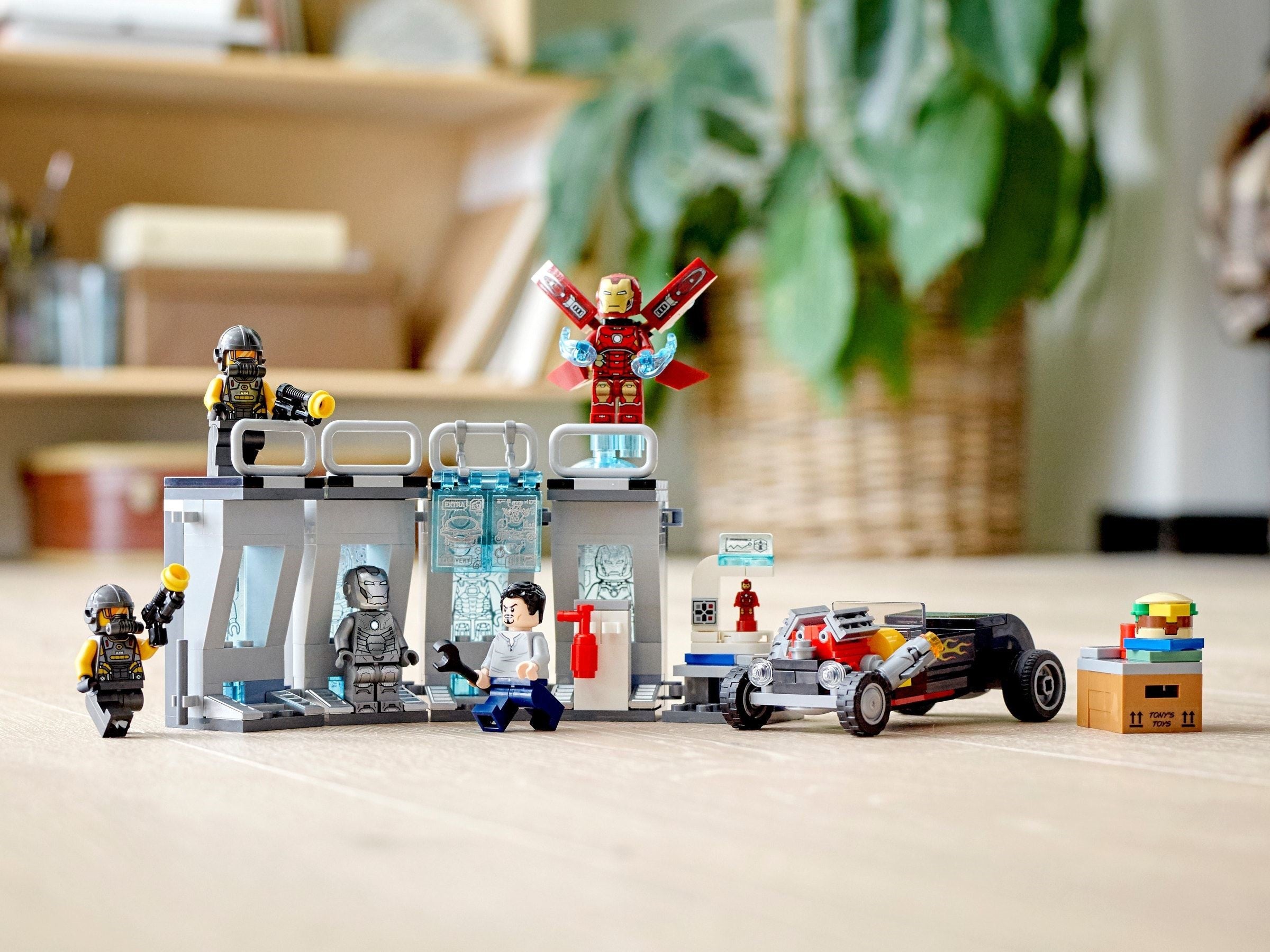 Iron Man Armory 76167 | Marvel Super Heroes | LEGO – image 9
