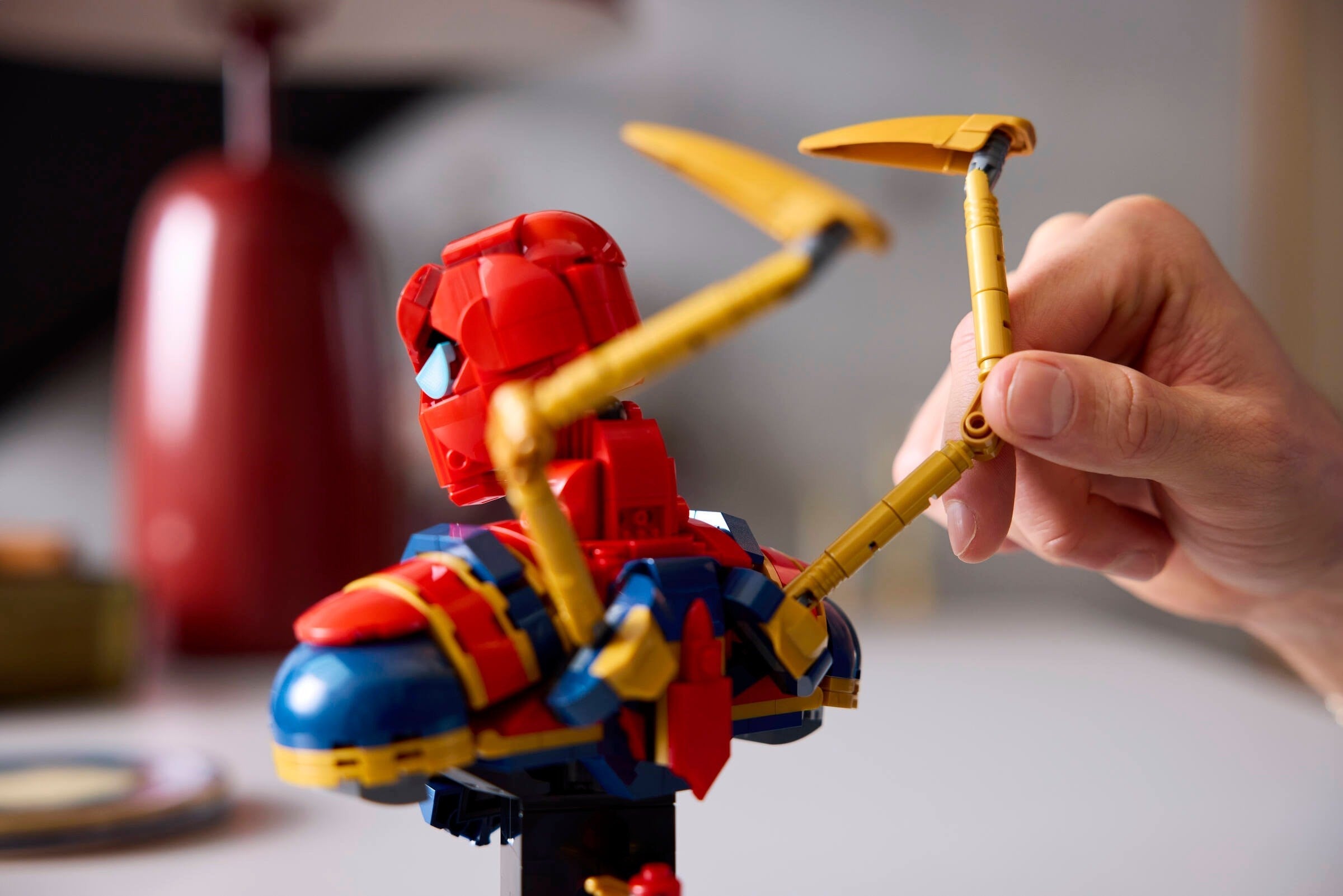 Iron Spider-Man Bust 76326 | Marvel Super Heroes | LEGO – image 5
