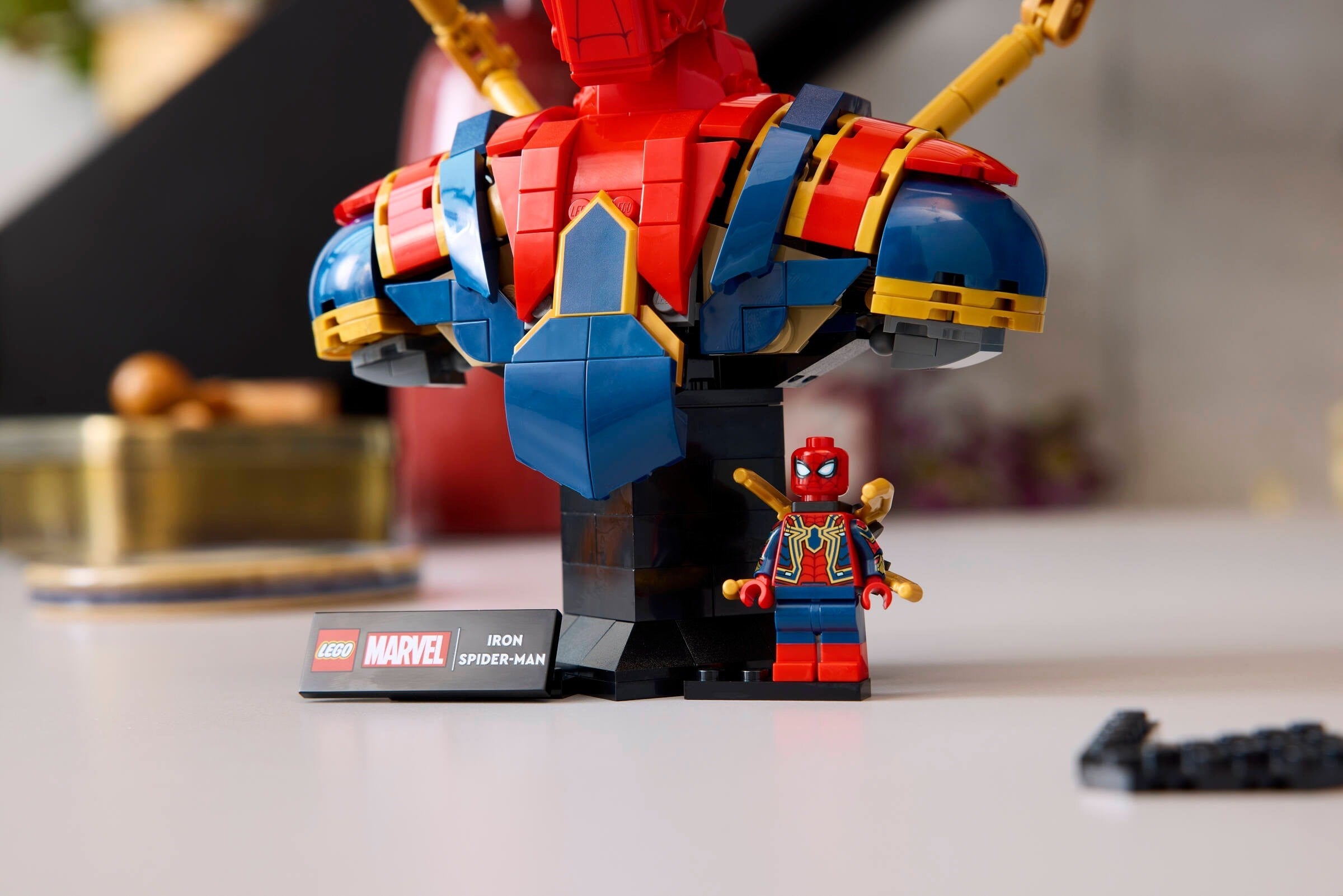 Iron Spider-Man Bust 76326 | Marvel Super Heroes | LEGO – image 6