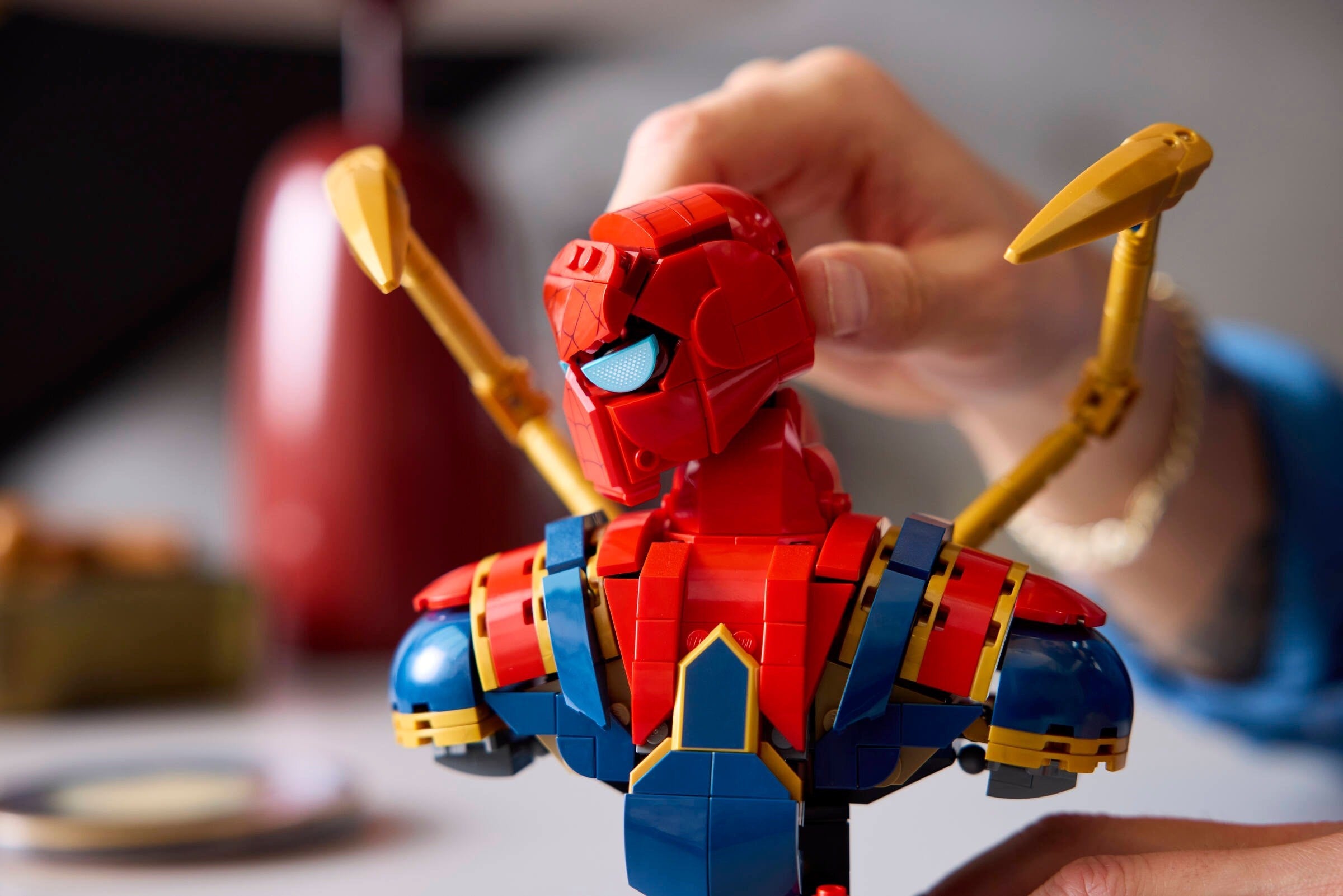 Iron Spider-Man Bust 76326 | Marvel Super Heroes | LEGO – image 7
