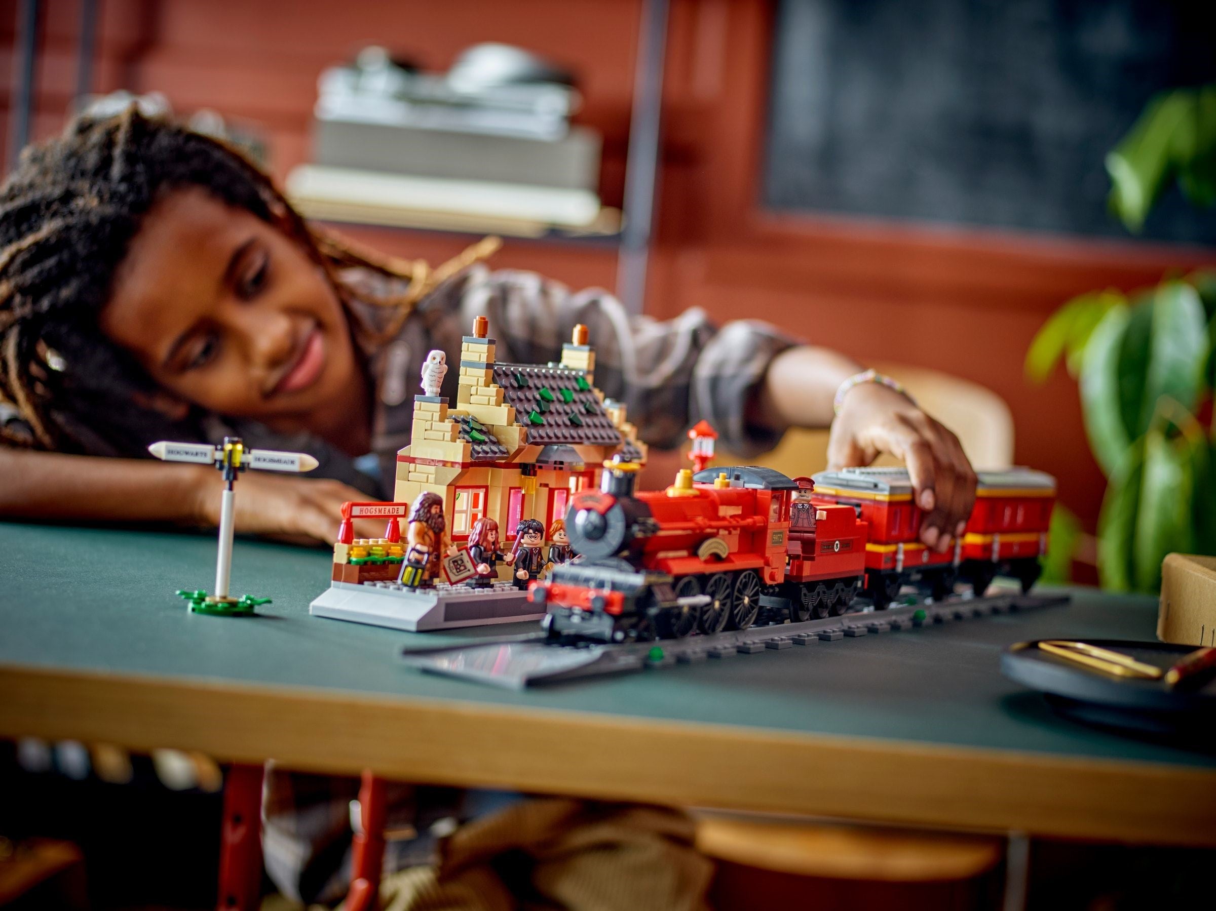 Hogwarts Express & Hogsmeade Station 76423 | Harry Potter | LEGO – image 9